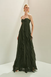 Vestido Longo em Tule com Decote Coração Sem Alças, Busto Franzido e Saia com Babados em Cascata - Ava Verde Oliva
