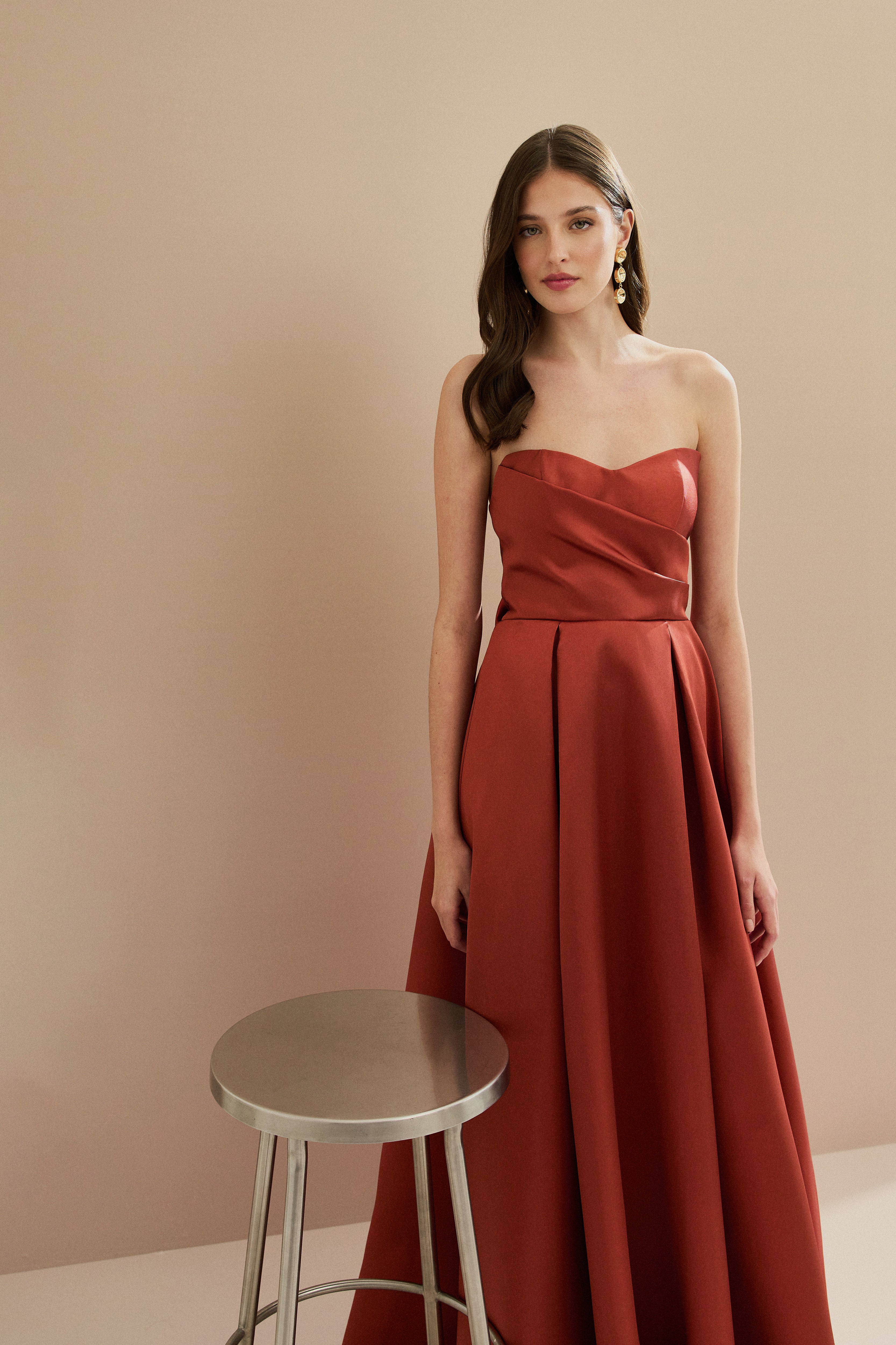 Vestido Longo com Decote Semi Coração, Alça Removível e Pregas na Saia e Busto - Santorini Canela