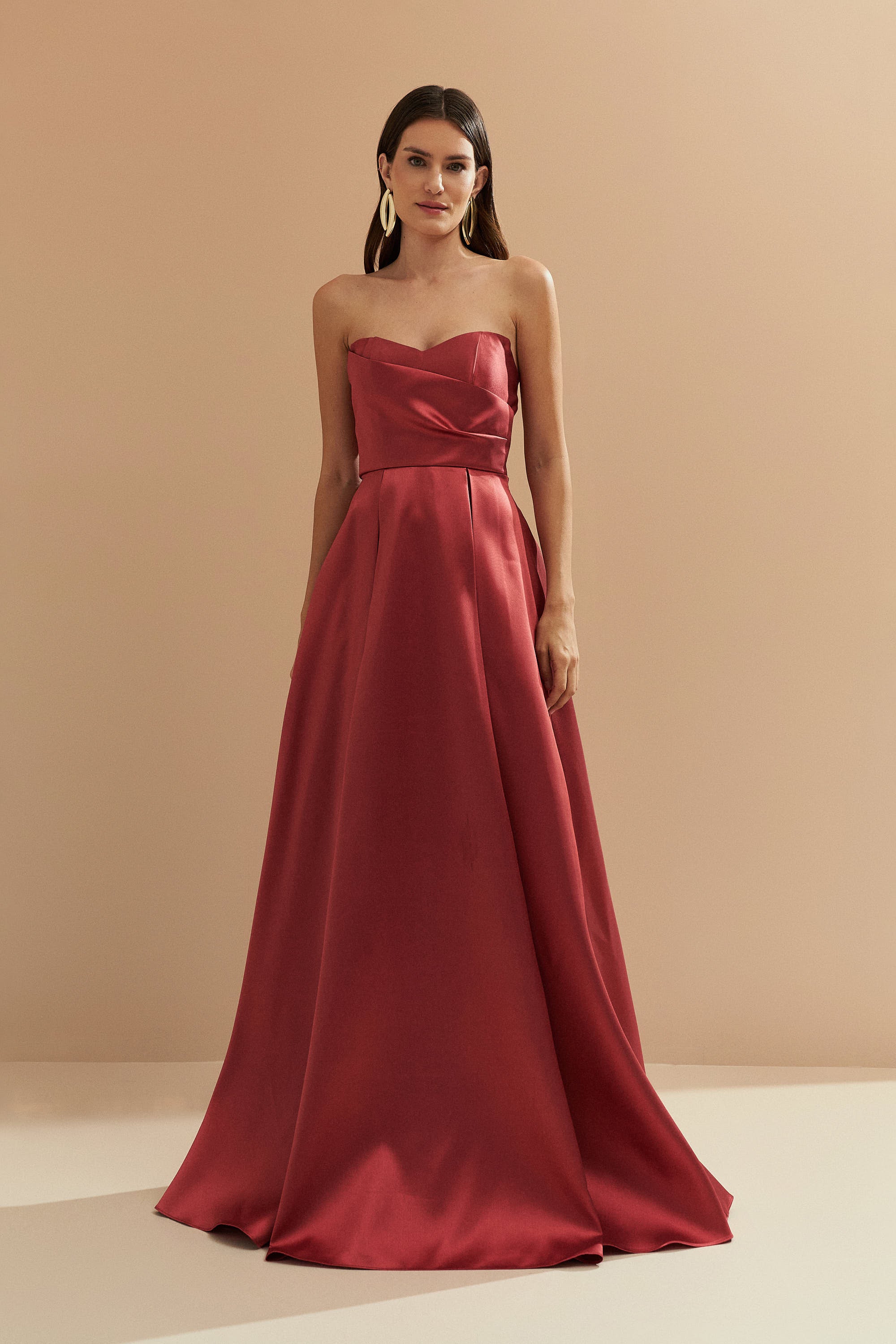 Vestido Longo com Decote Semi Coração, Alça Removível e Pregas na Saia e Busto - Santorini Canela