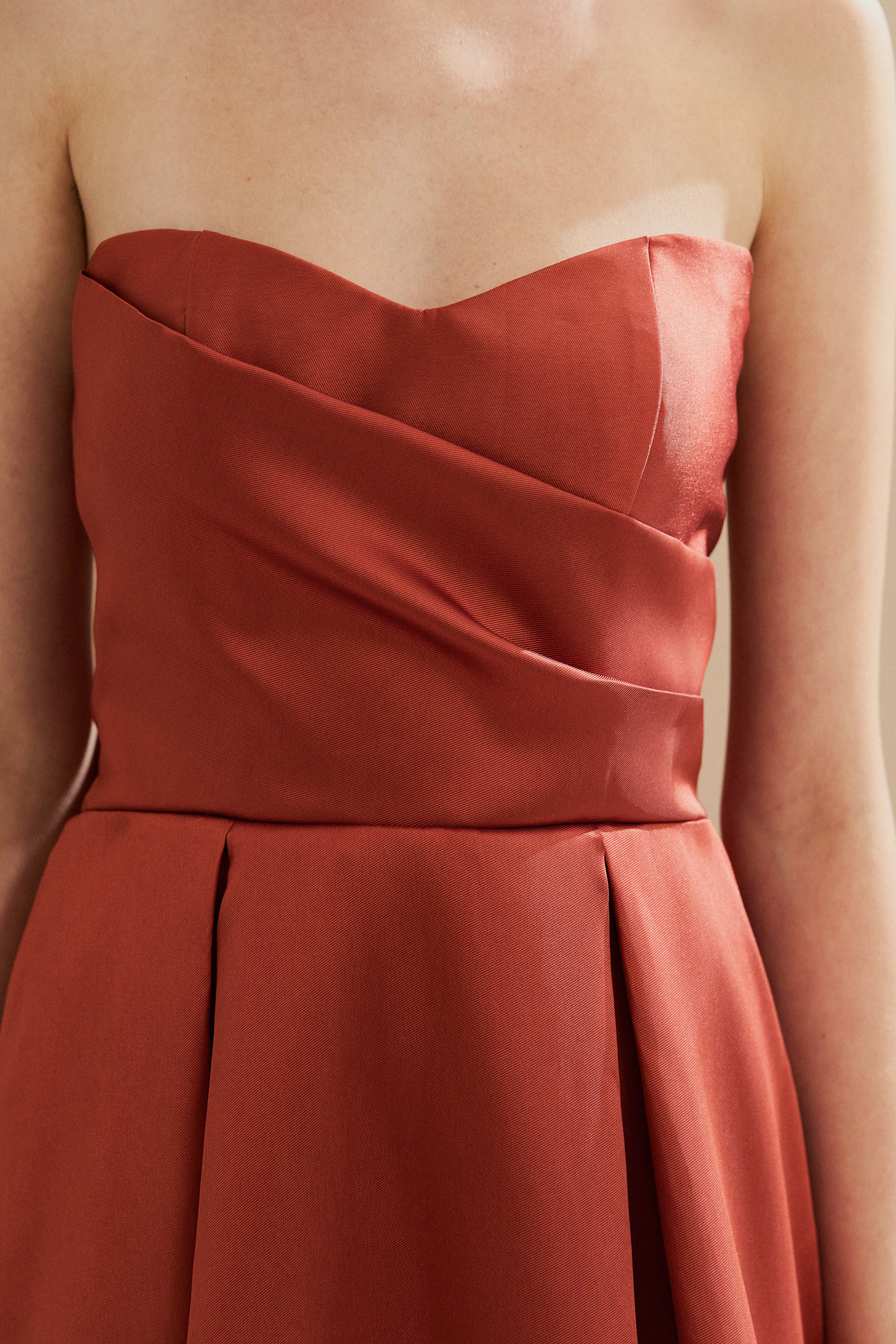 Vestido Longo com Decote Semi Coração, Alça Removível e Pregas na Saia e Busto - Santorini Canela