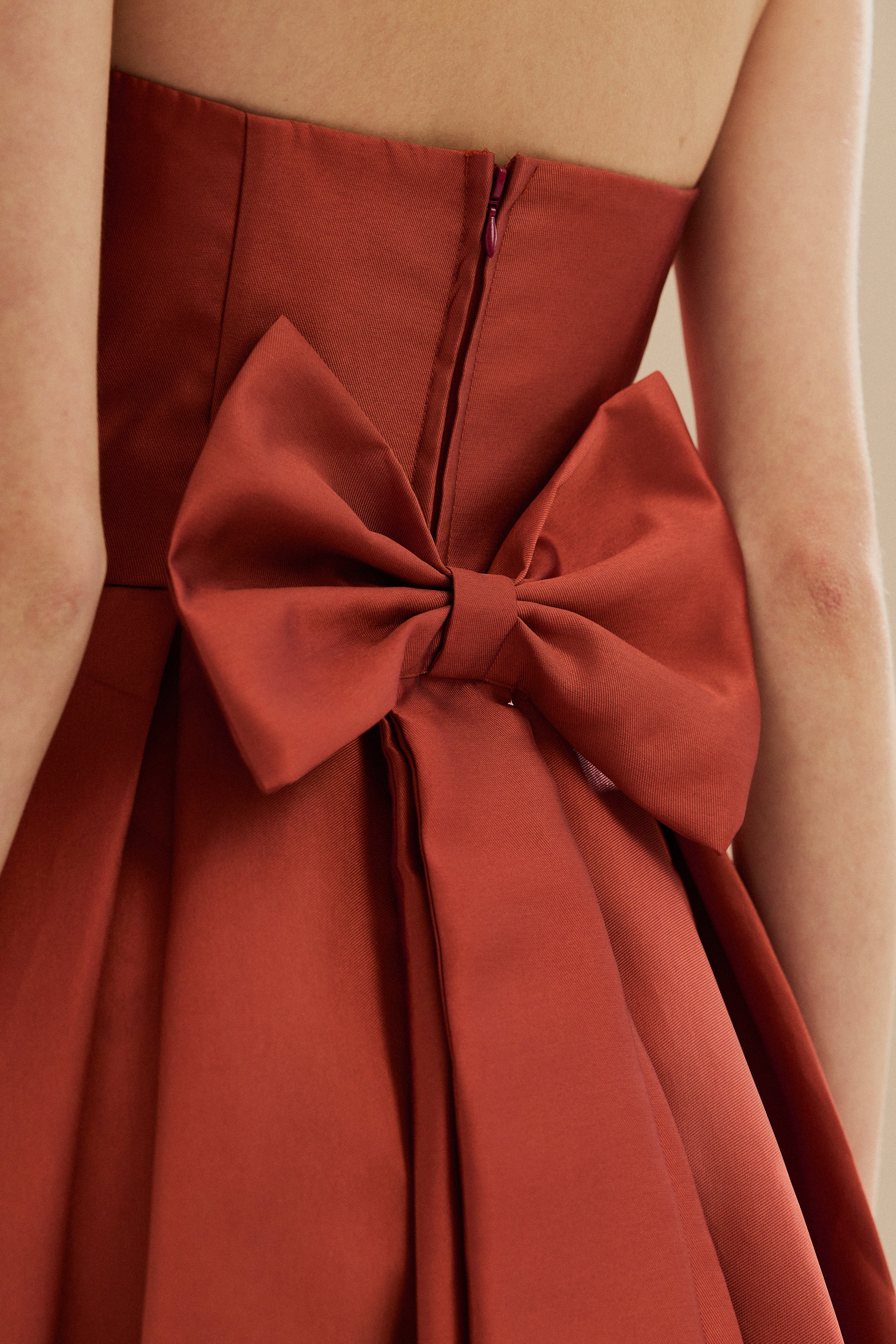 Vestido_Longo_com_Decote_Semi_Coracao_Alca_Removivel_e_Pregas_na_Saia_e_Busto_Santorini_Canela3.jpg
