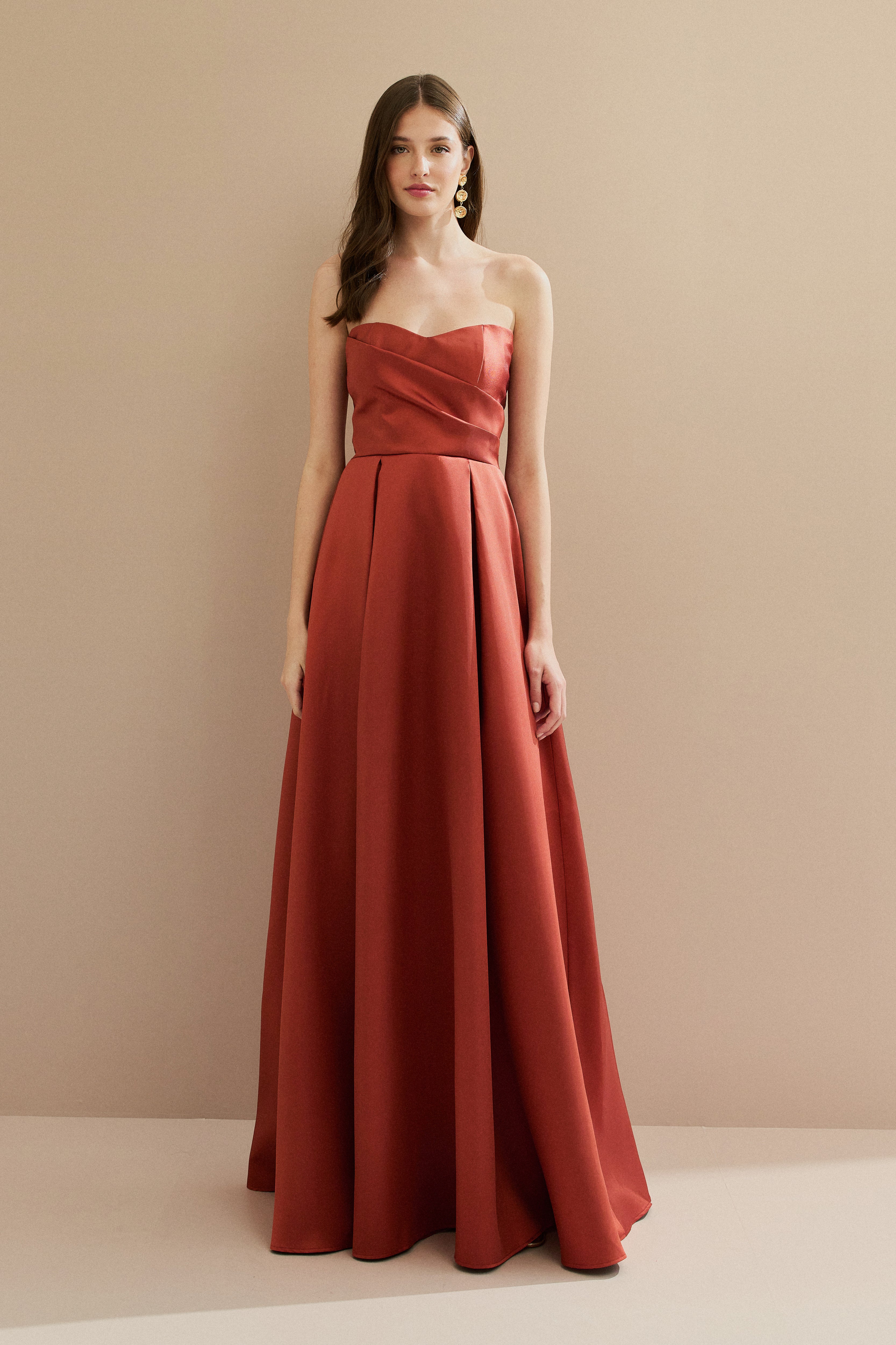 Vestido Longo com Decote Semi Coração, Alça Removível e Pregas na Saia e Busto - Santorini Canela