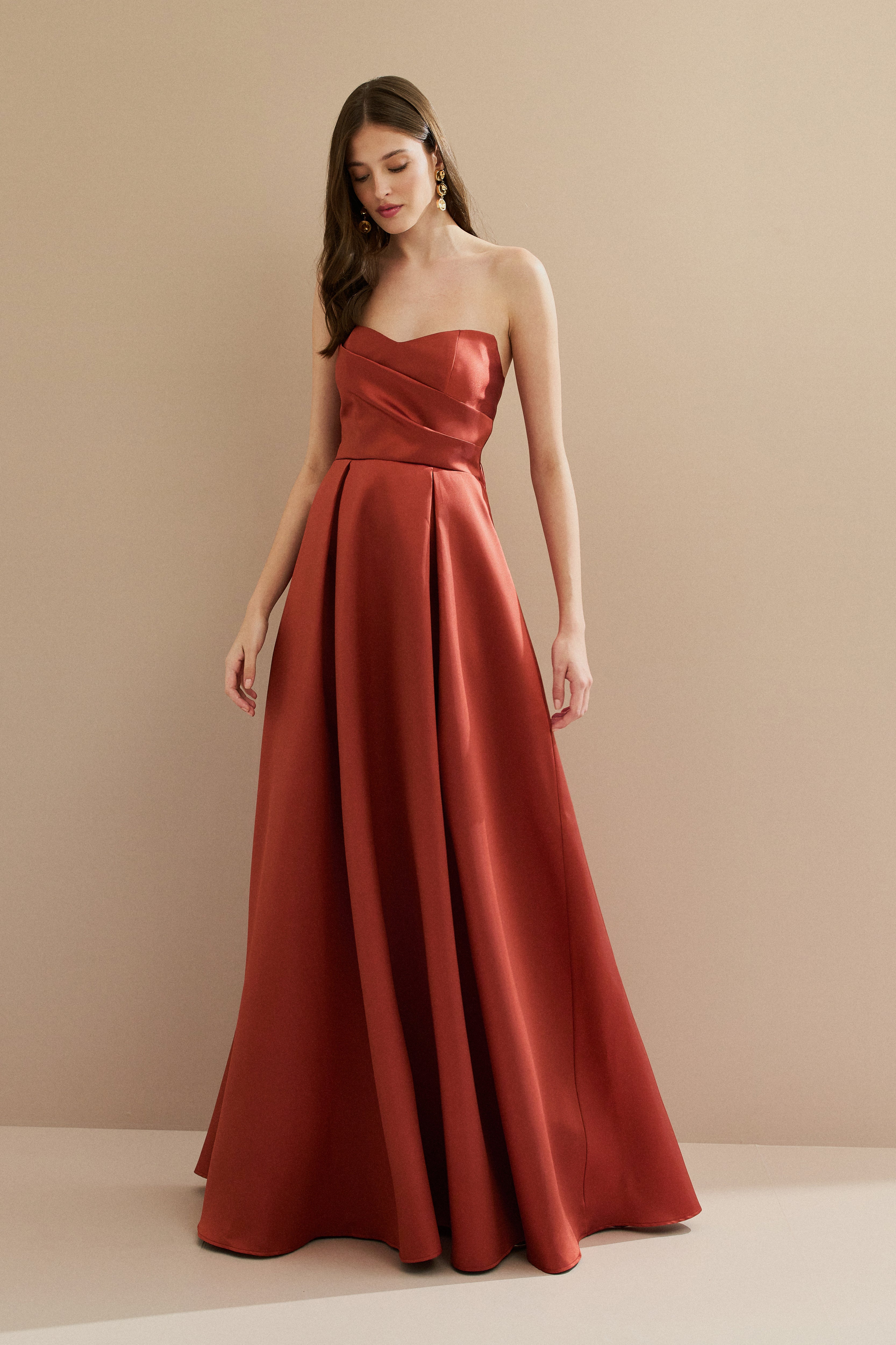 Vestido_Longo_com_Decote_Semi_Coracao_Alca_Removivel_e_Pregas_na_Saia_e_Busto_Santorini_Canela6.jpg