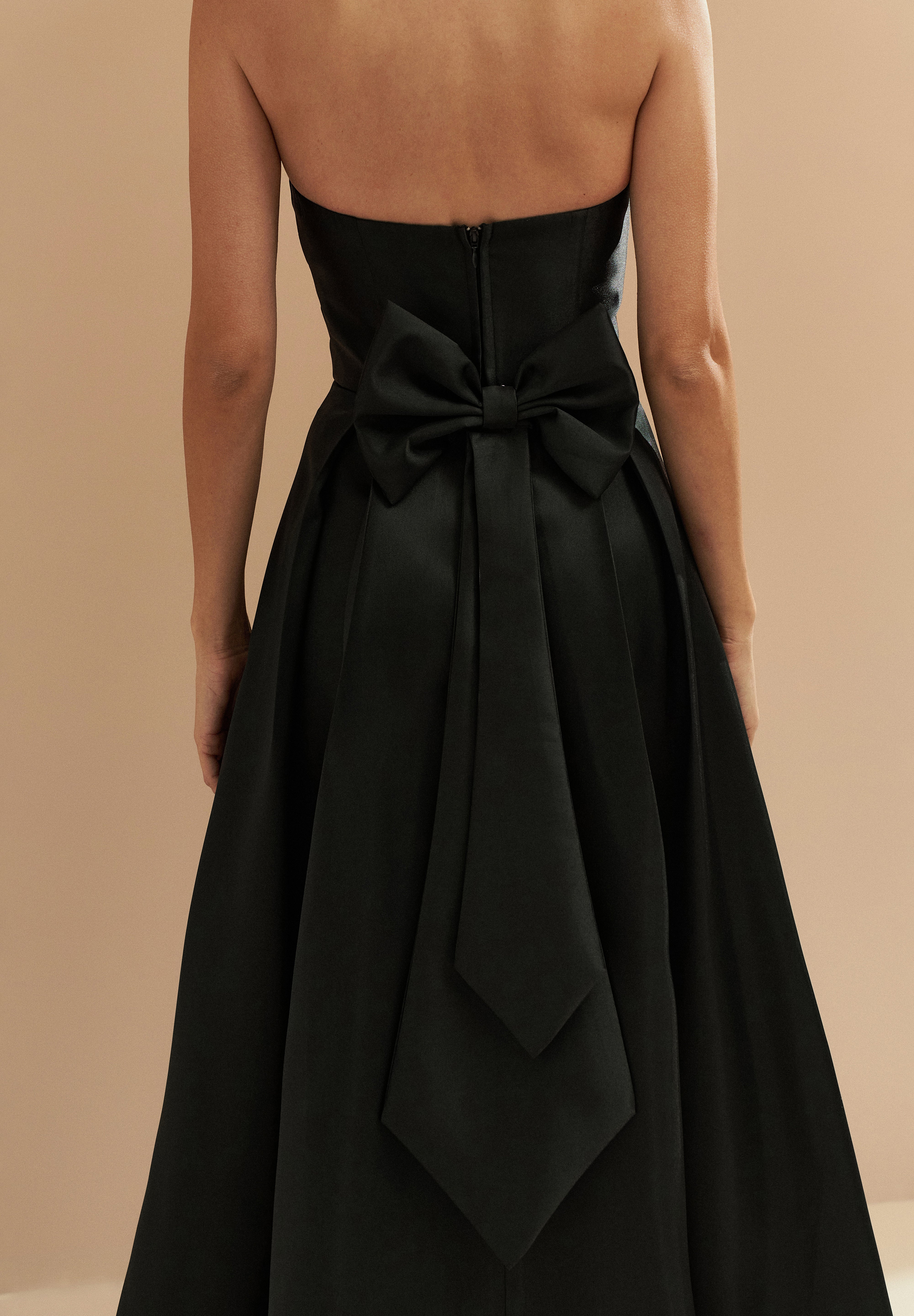 Vestido Longo com Decote Semi Coração, Alça Removível e Pregas na Saia e Busto - Santorini Preto