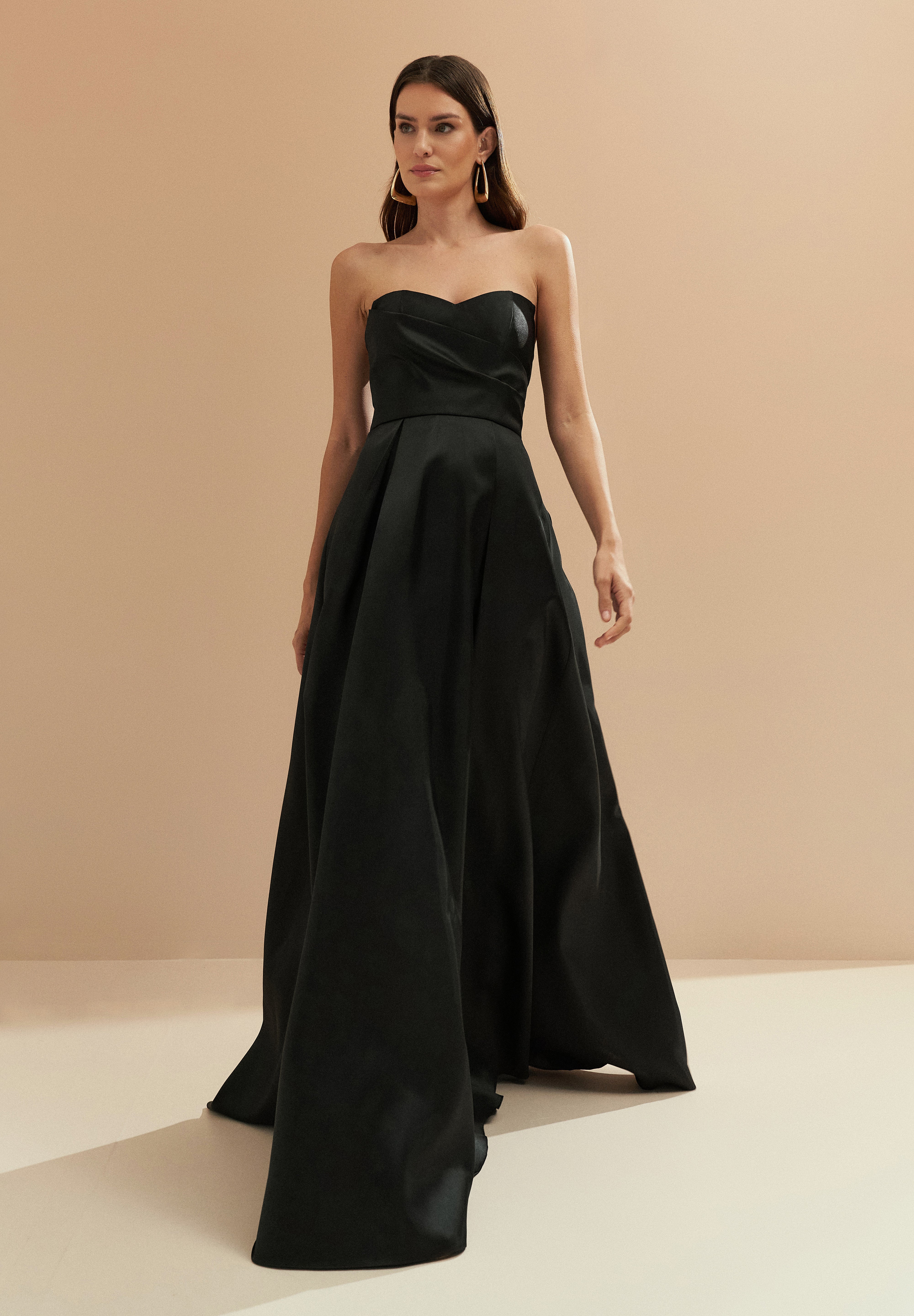 Vestido Longo com Decote Semi Coração, Alça Removível e Pregas na Saia e Busto - Santorini Preto
