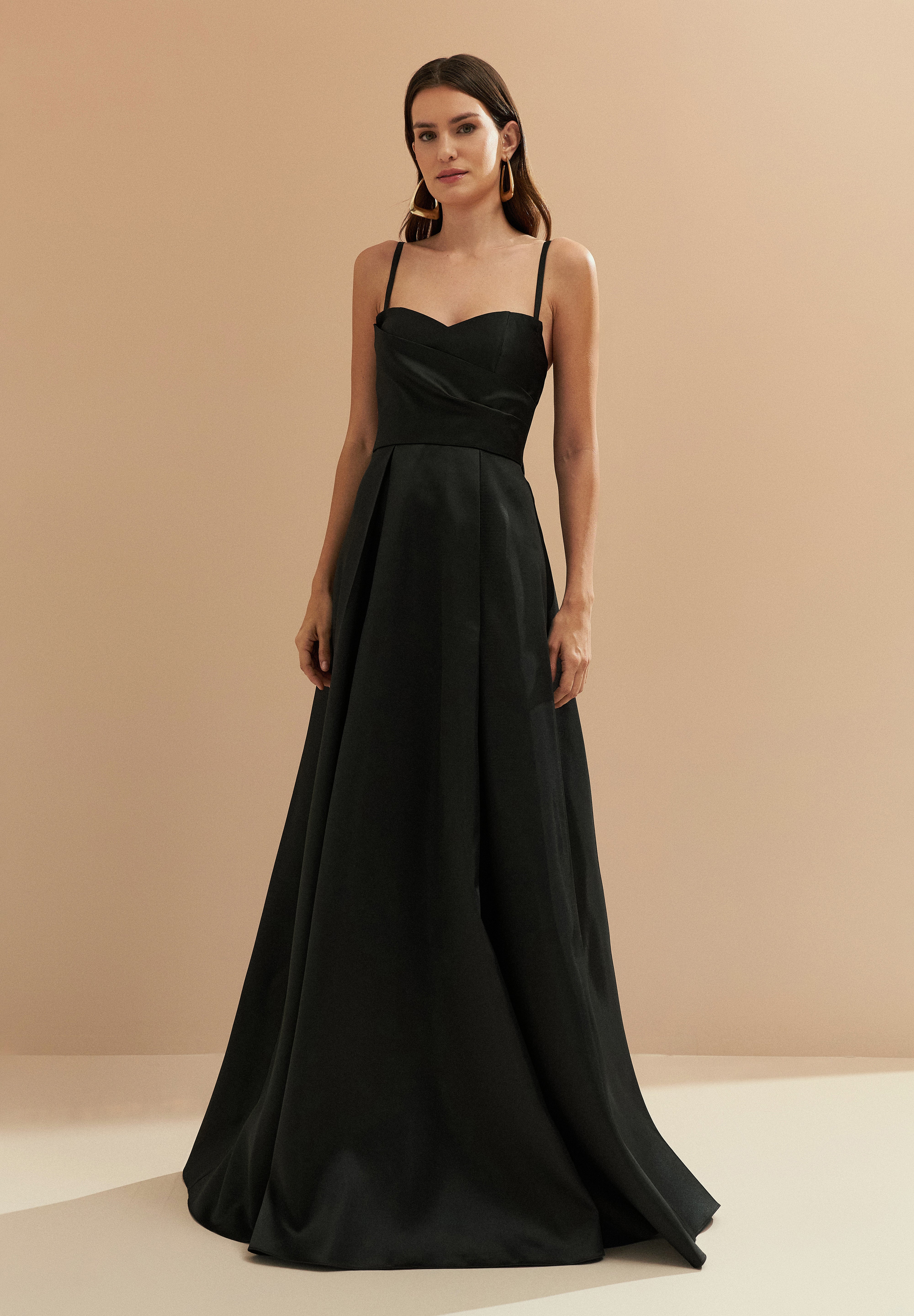 Vestido Longo com Decote Semi Coração, Alça Removível e Pregas na Saia e Busto - Santorini Preto