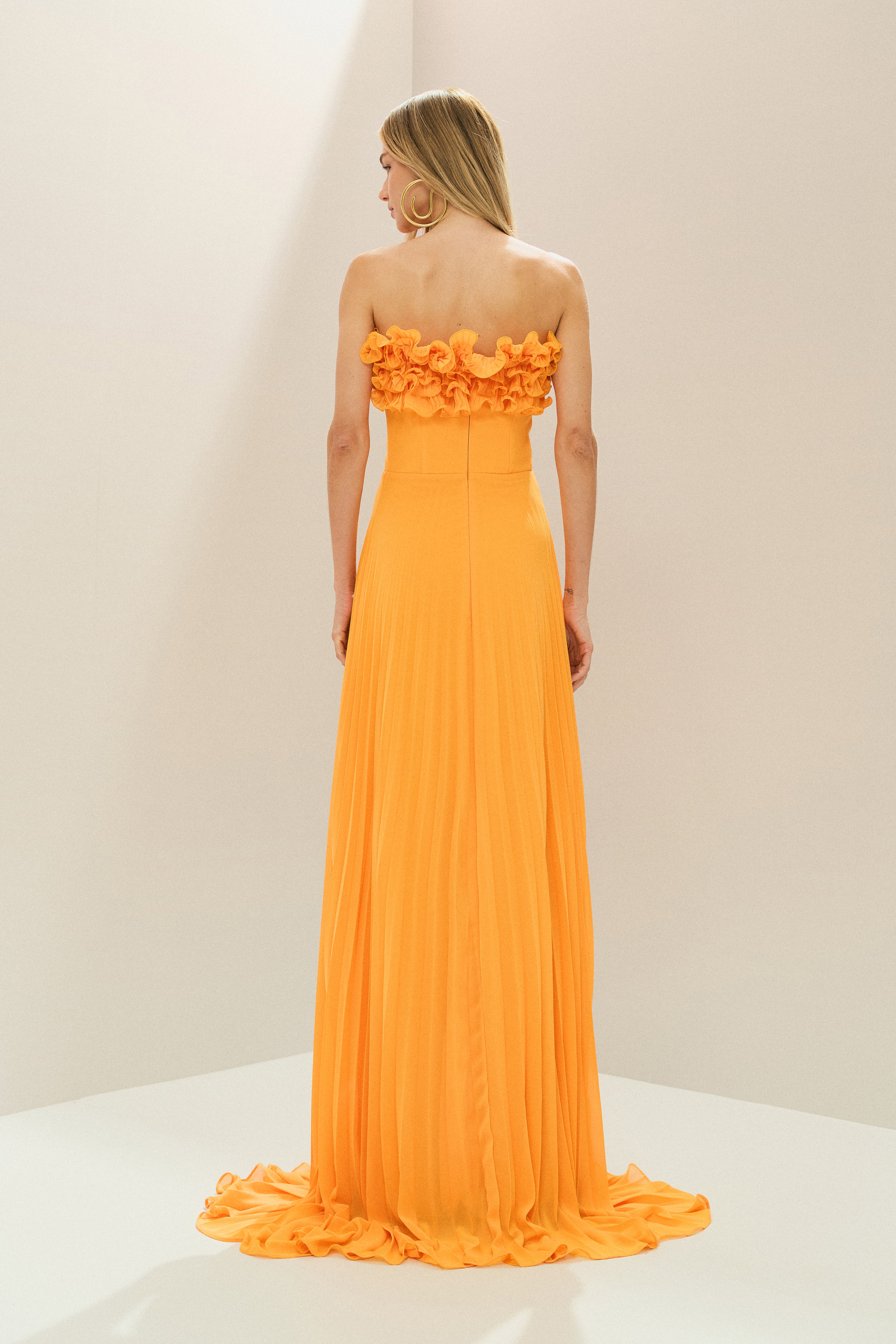 Vestido Longo de Chiffon Sem Alça, com Babados Plissados no Busto, Cintura Marcada e Saia Plissada - Âmbar Amarelo Manga