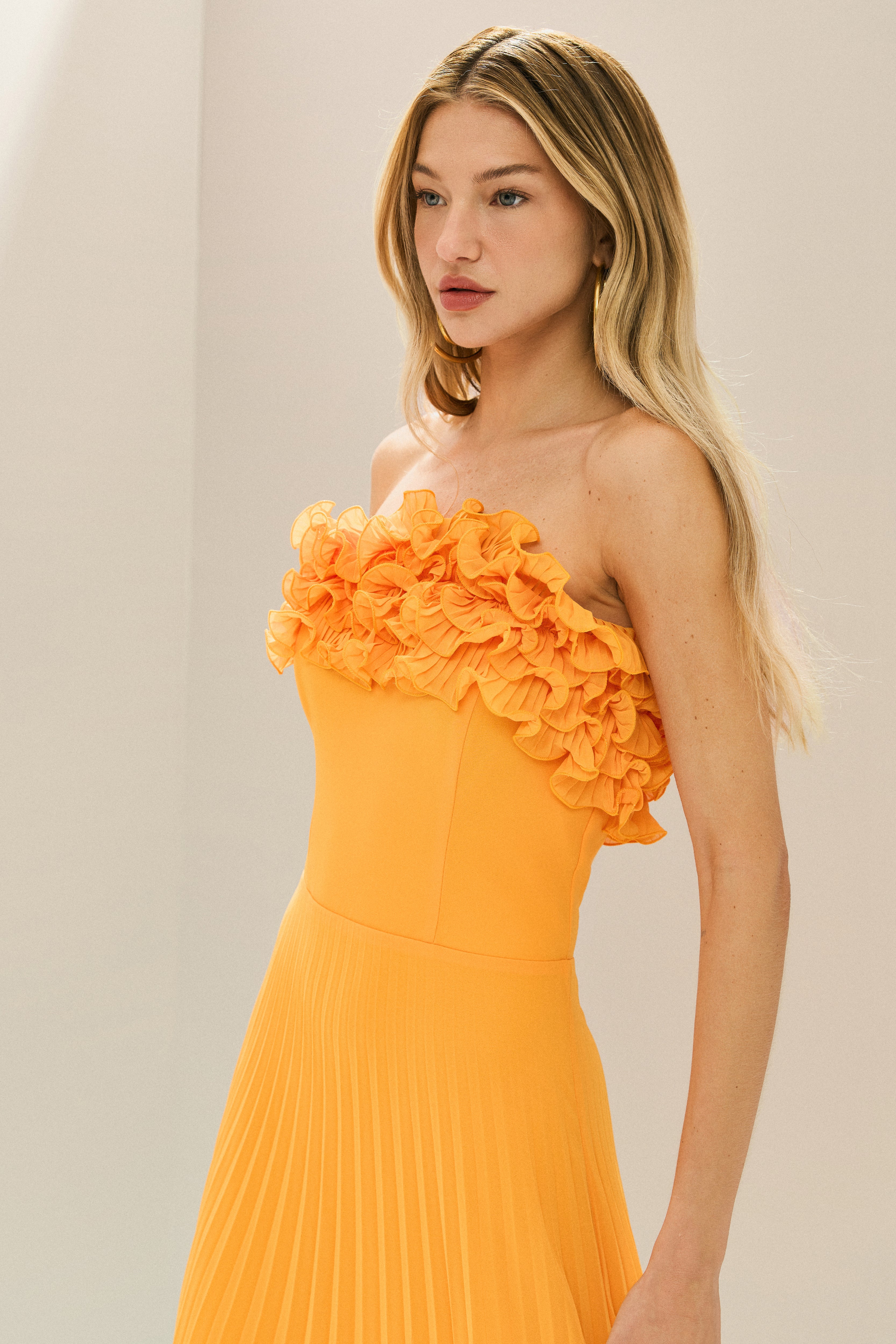 Vestido Longo de Chiffon Sem Alça, com Babados Plissados no Busto, Cintura Marcada e Saia Plissada - Âmbar Amarelo Manga