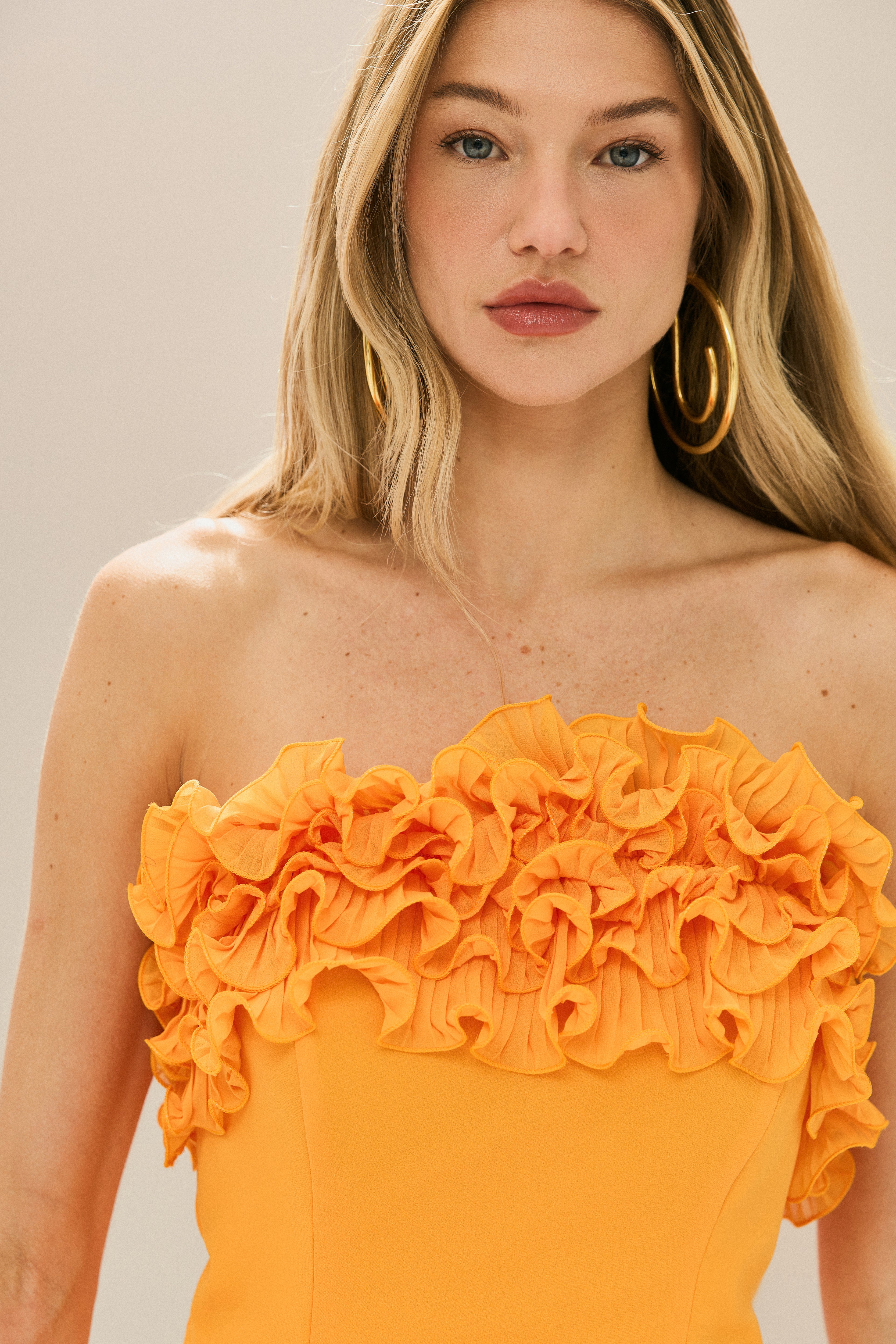 Vestido_Longo_de_Chiffon_Sem_Alca_com_Babados_Plissados_no_Busto_Cintura_Marcada_Saia_Plissada_Ambar_Amarelo_Manga2.jpg