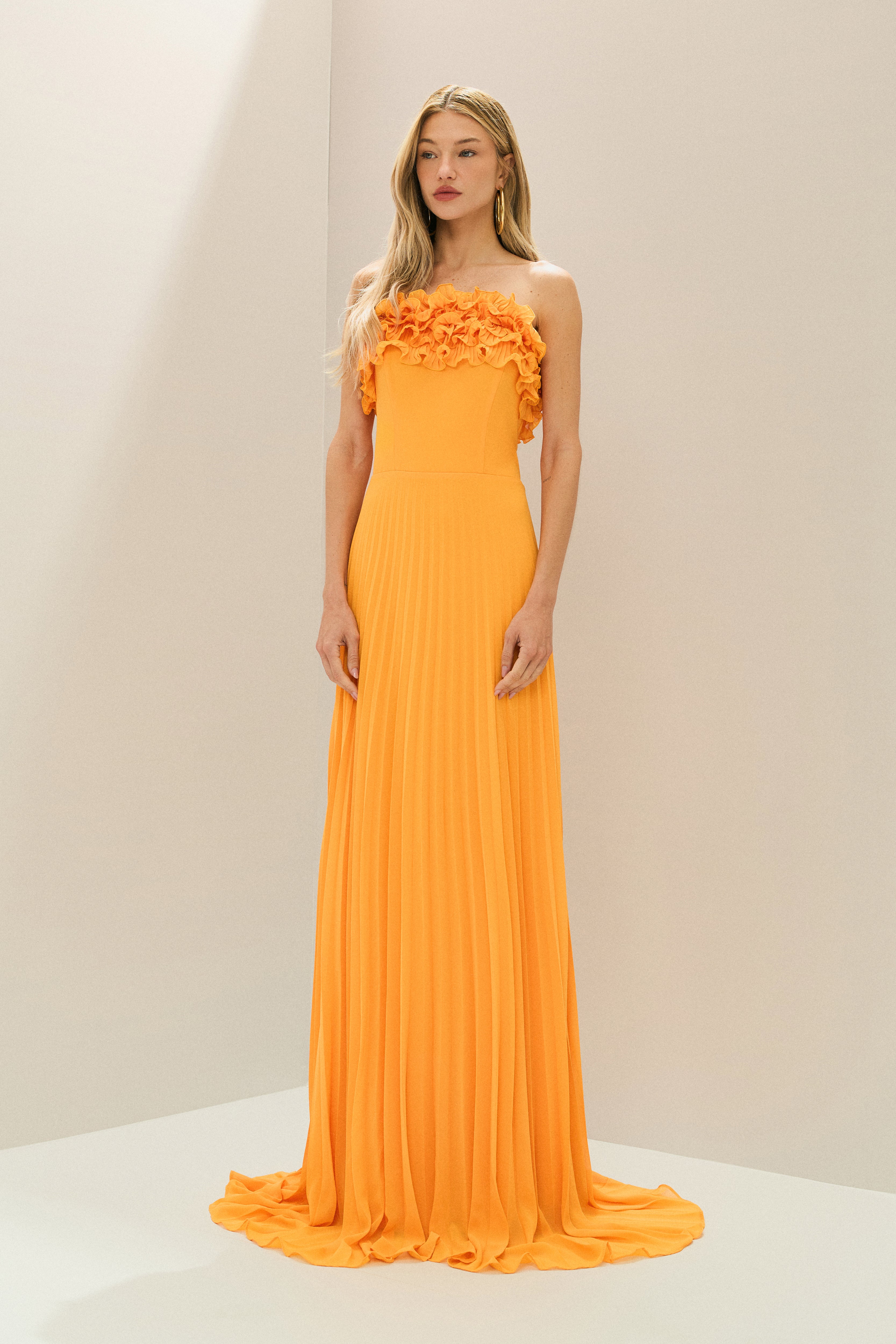 Vestido Longo de Chiffon Sem Alça, com Babados Plissados no Busto, Cintura Marcada e Saia Plissada - Âmbar Amarelo Manga