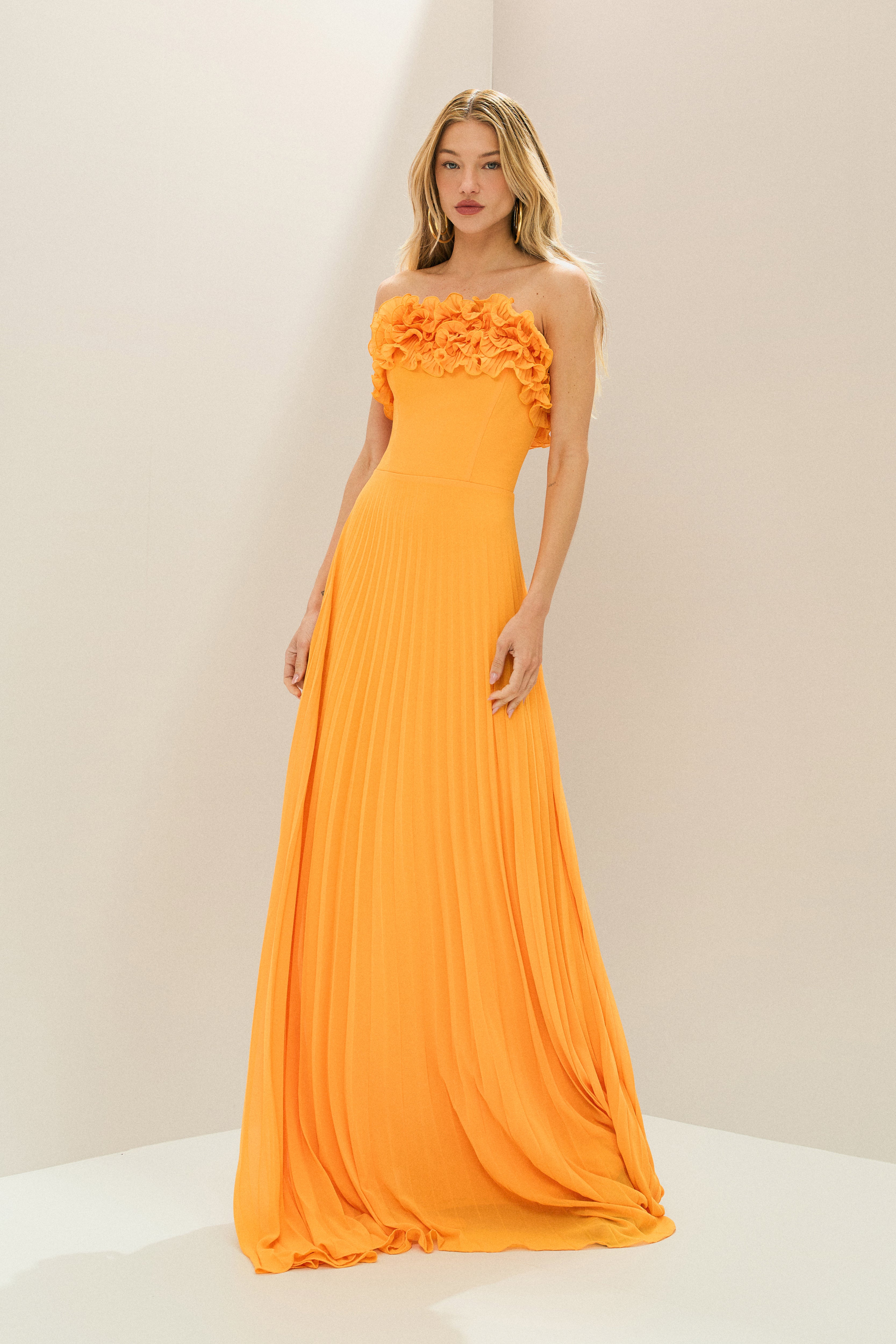 Vestido_Longo_de_Chiffon_Sem_Alca_com_Babados_Plissados_no_Busto_Cintura_Marcada_Saia_Plissada_Ambar_Amarelo_Manga5.jpg