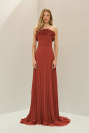 Vestido Longo de Chiffon Sem Alça, com Babados Plissados no Busto, Cintura Marcada e Saia Plissada - Âmbar Terracota