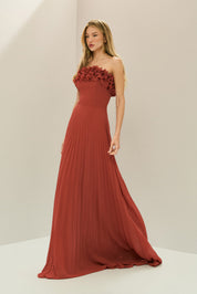 Vestido Longo de Chiffon Sem Alça, com Babados Plissados no Busto, Cintura Marcada e Saia Plissada - Âmbar Terracota