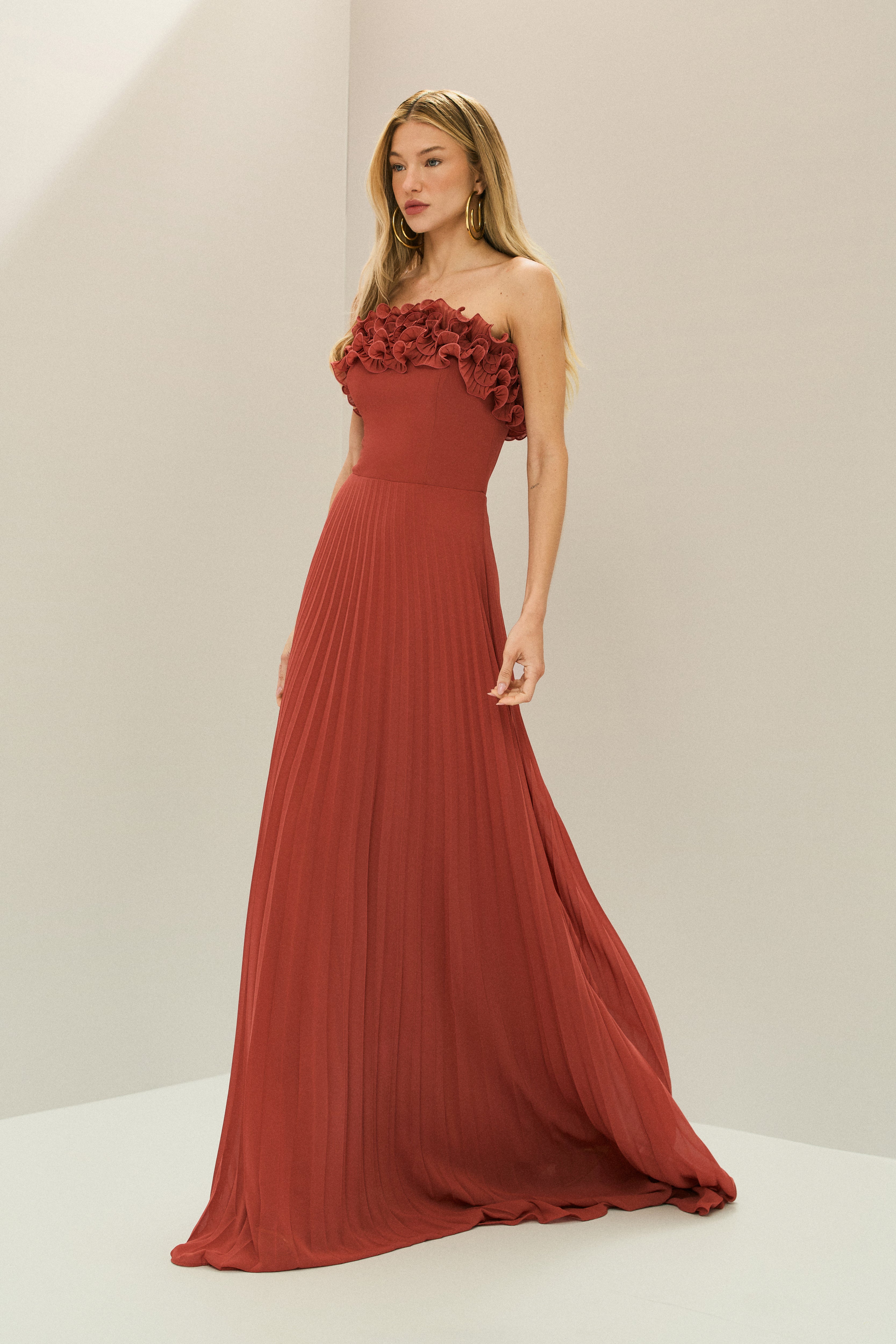Vestido Longo de Chiffon Sem Alça, com Babados Plissados no Busto, Cintura Marcada e Saia Plissada - Âmbar Terracota