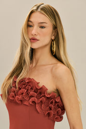 Vestido Longo de Chiffon Sem Alça, com Babados Plissados no Busto, Cintura Marcada e Saia Plissada - Âmbar Terracota