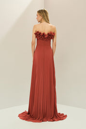 Vestido Longo de Chiffon Sem Alça, com Babados Plissados no Busto, Cintura Marcada e Saia Plissada - Âmbar Terracota