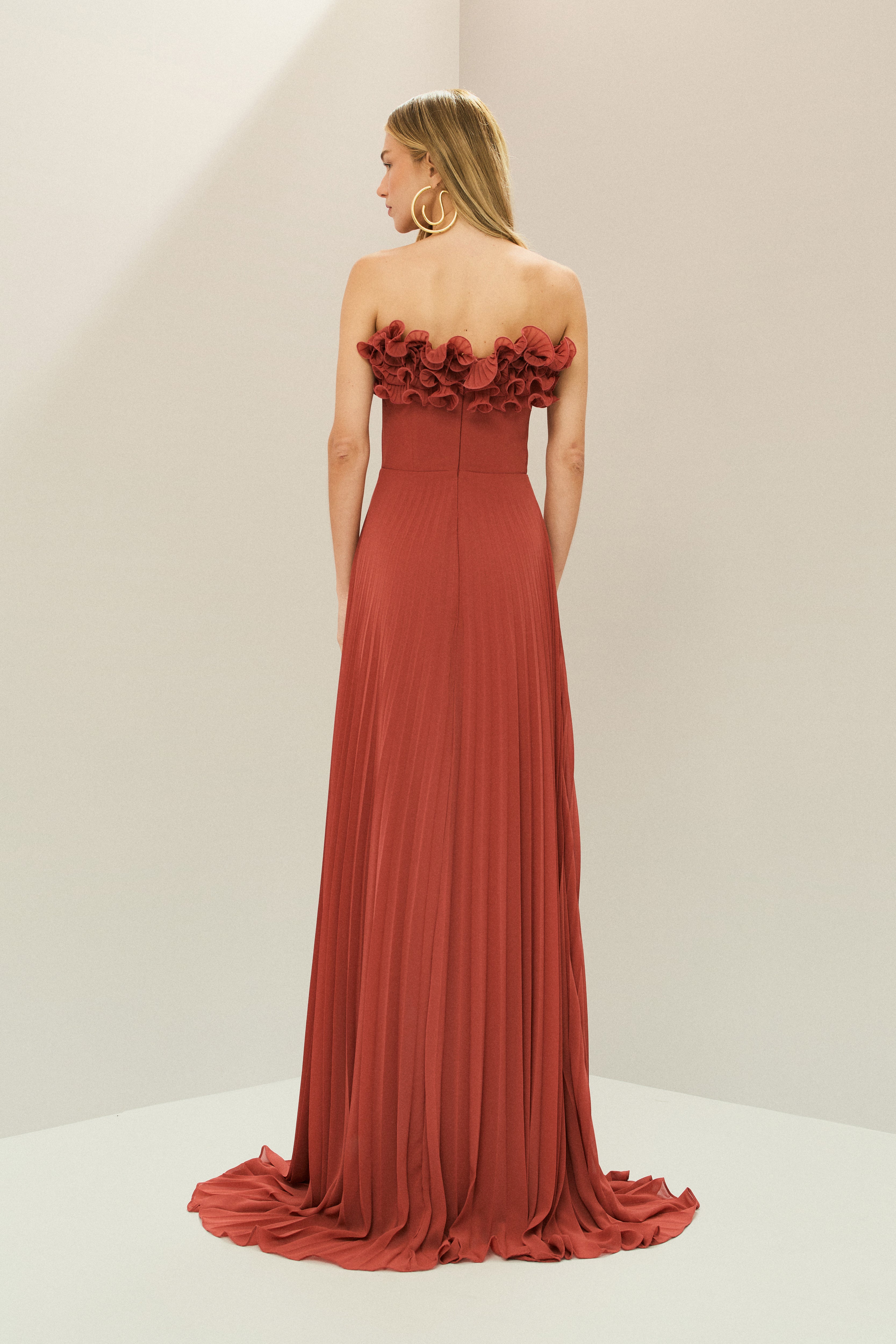 Vestido Longo de Chiffon Sem Alça, com Babados Plissados no Busto, Cintura Marcada e Saia Plissada - Âmbar Terracota
