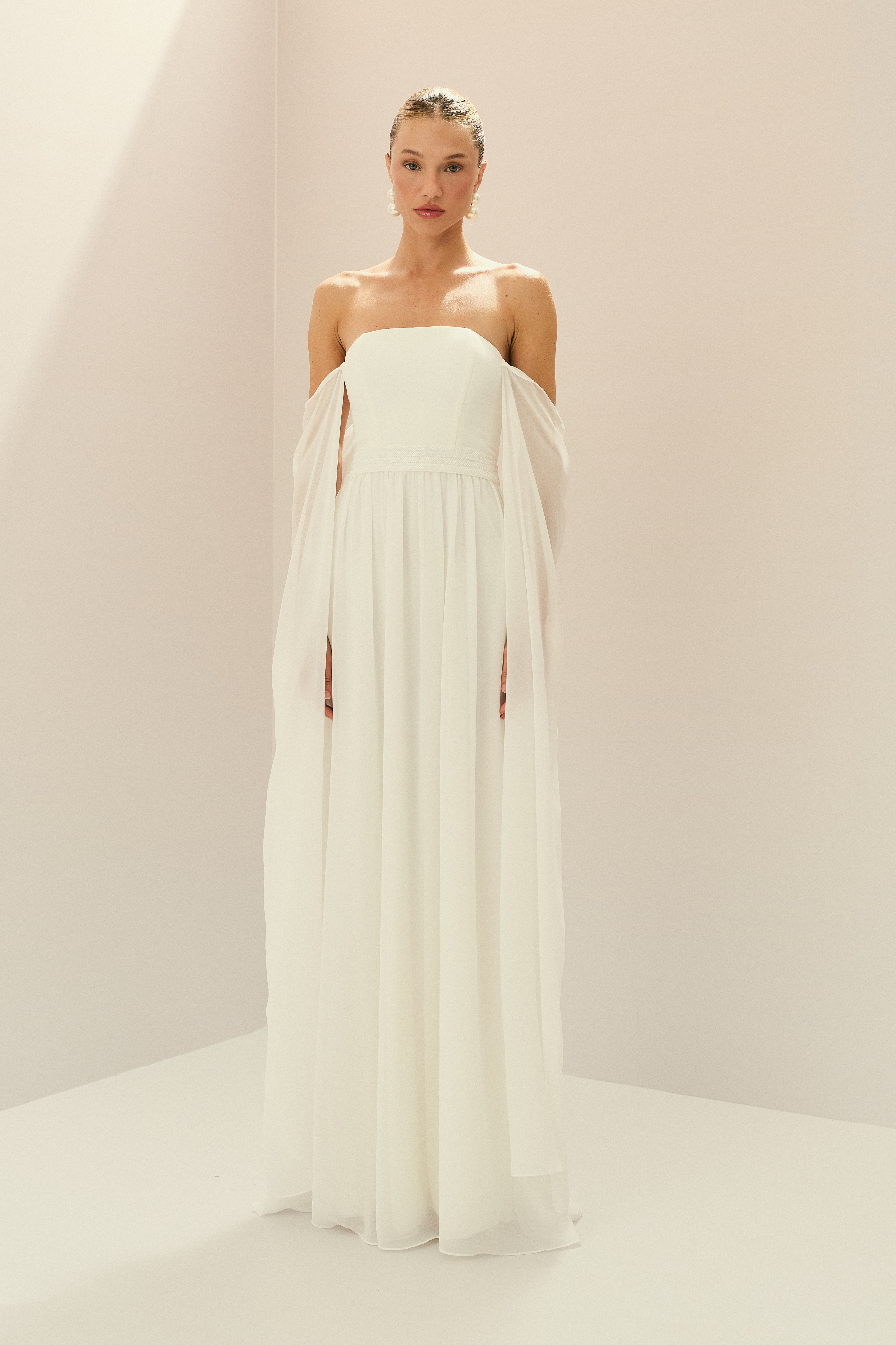 Vestido Longo de Chiffon com Mangas Longas, Decote Reto, Saia Ampla e Cinto Bordado - Gâmbia Off White