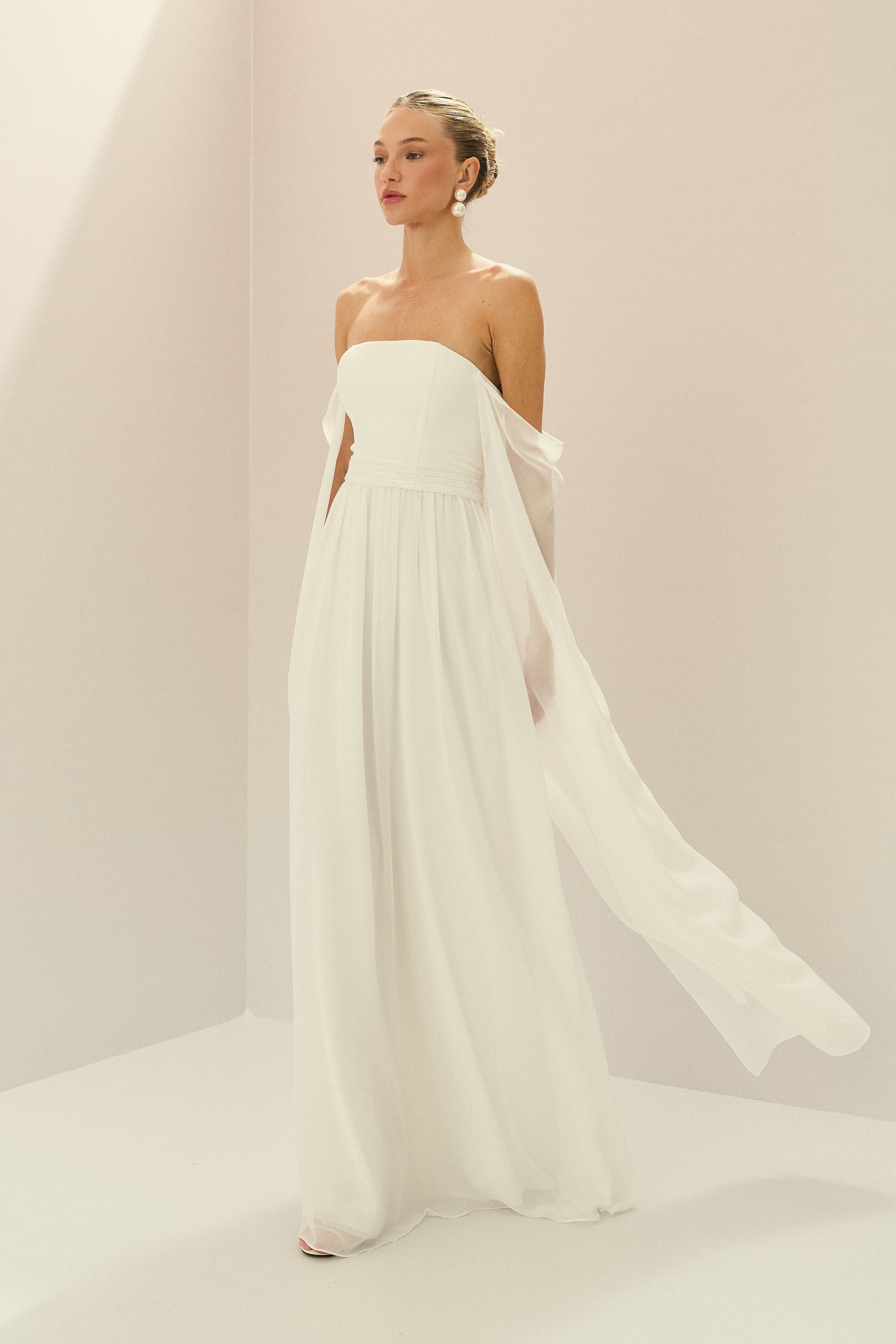 Vestido_Longo_de_Chiffon_com_Mangas_Longas_Decote_Reto_Saia_Ampla_e_Cinto_Bordado_Gambia_Off_White2.jpg
