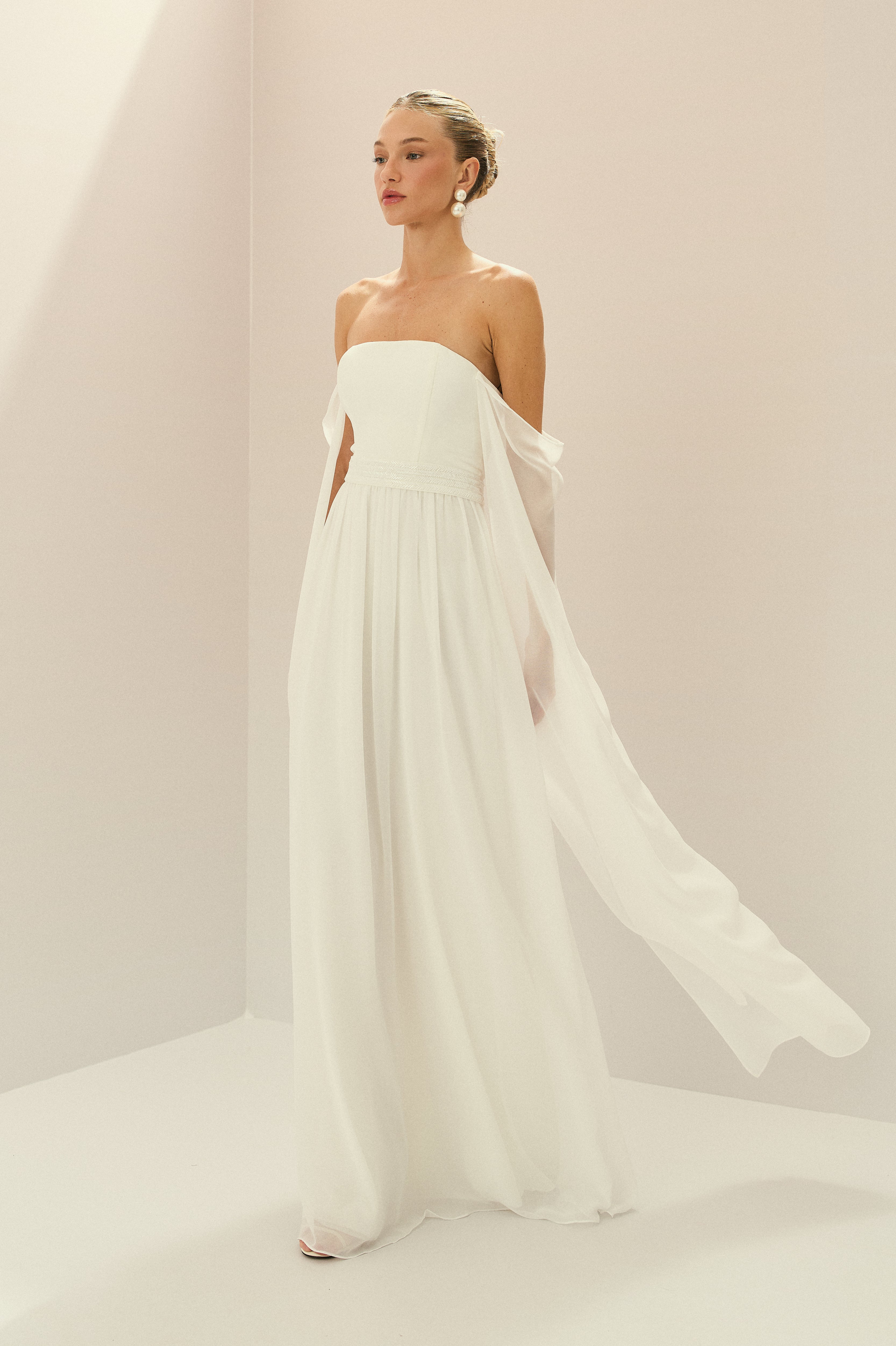 Vestido Longo de Chiffon com Mangas Longas, Decote Reto, Saia Ampla e Cinto Bordado - Gâmbia Off White