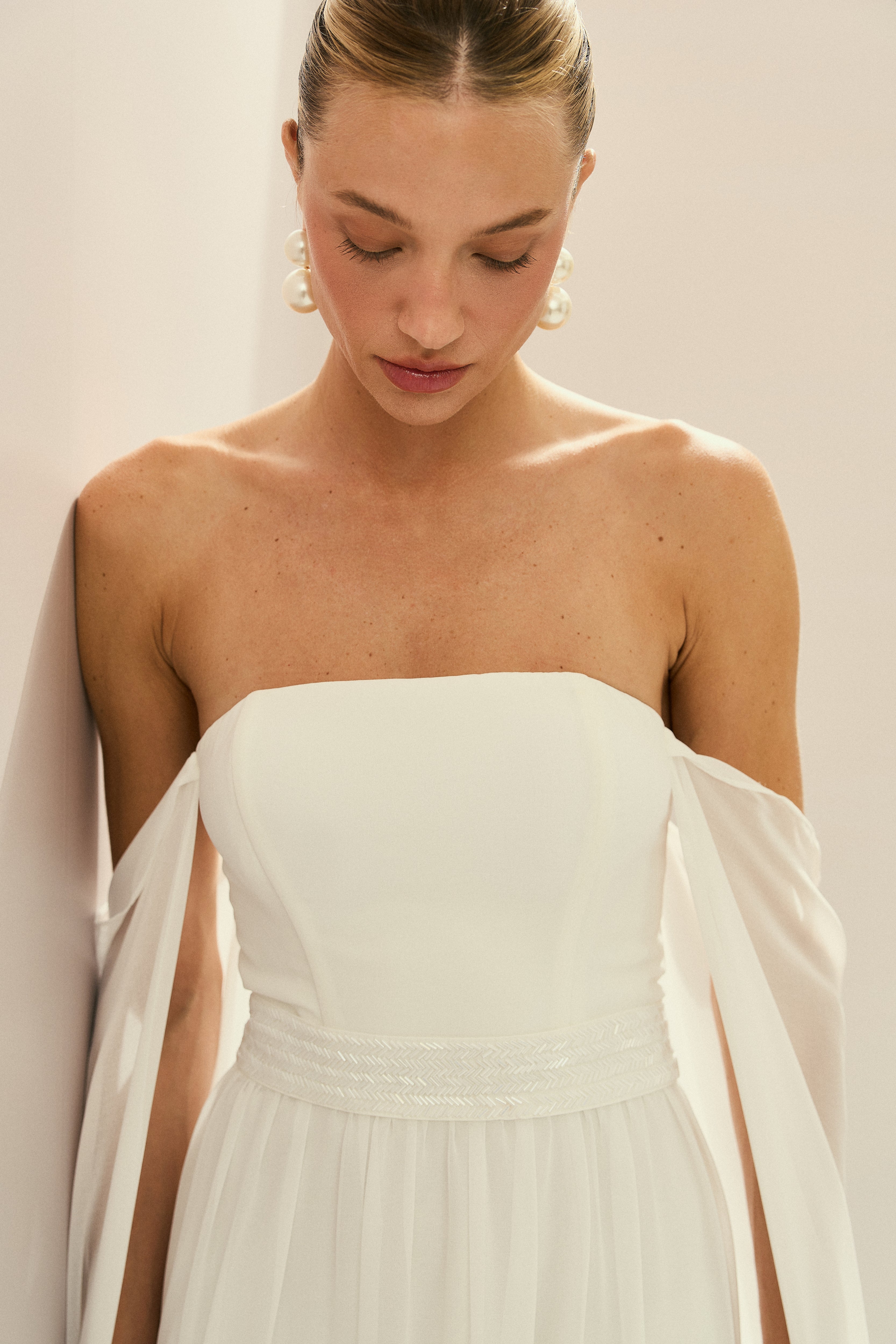 Vestido Longo de Chiffon com Mangas Longas, Decote Reto, Saia Ampla e Cinto Bordado - Gâmbia Off White