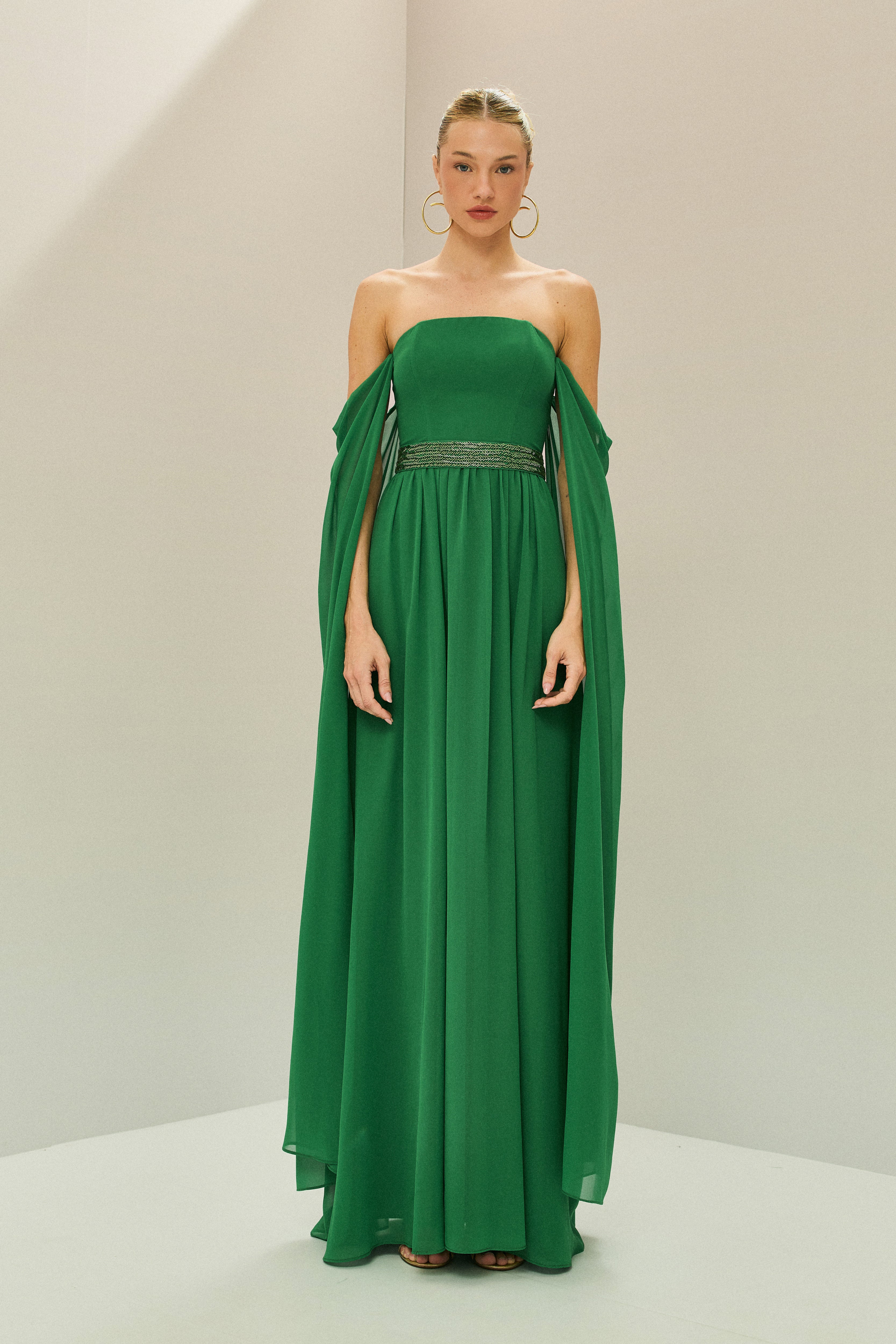 Vestido Longo de Chiffon com Mangas Longas, Decote Reto, Saia Ampla e Cinto Bordado - Gâmbia Verde Bandeira