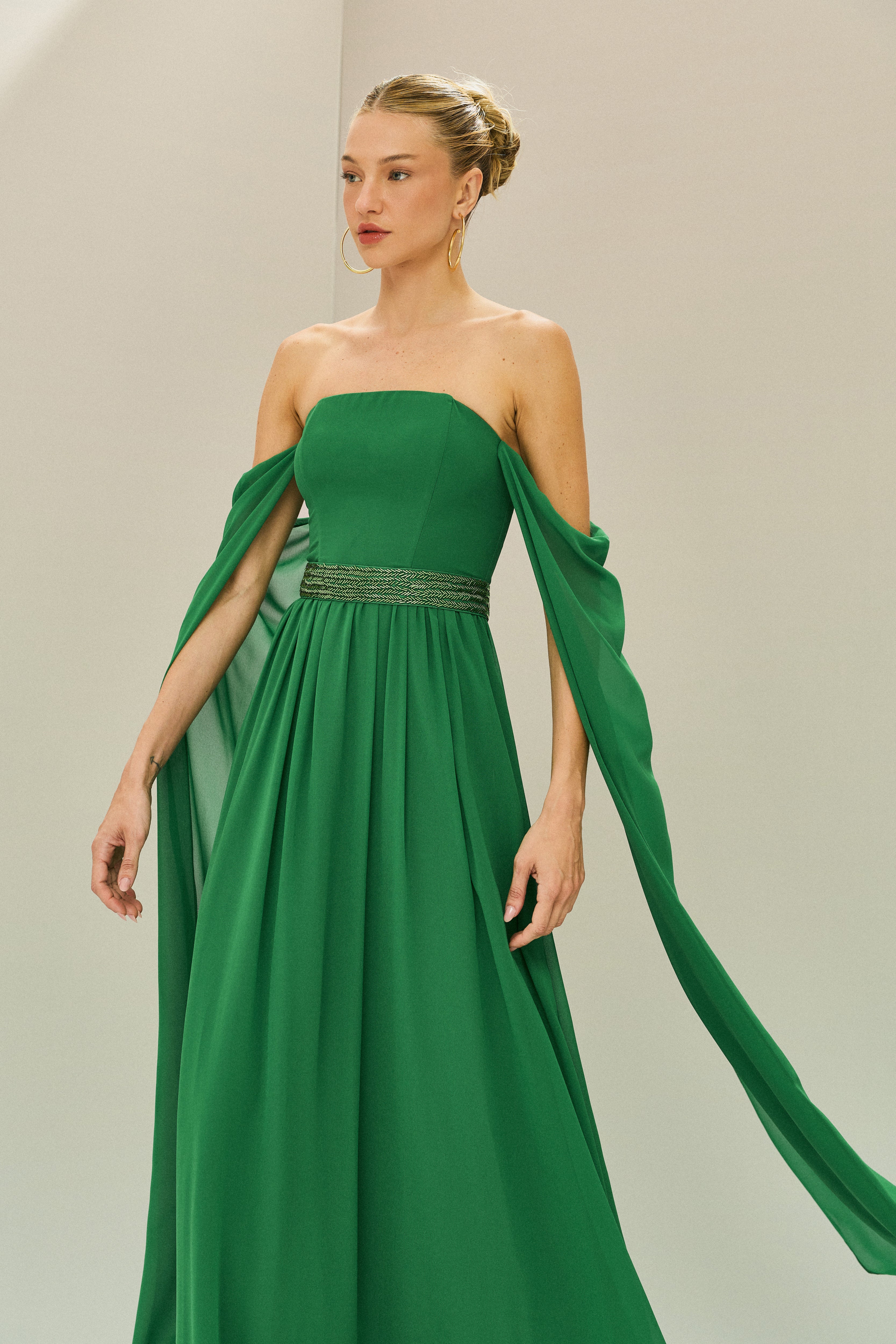 Vestido Longo de Chiffon com Mangas Longas, Decote Reto, Saia Ampla e Cinto Bordado - Gâmbia Verde Bandeira