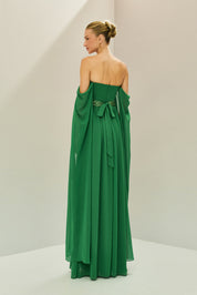 Vestido Longo de Chiffon com Mangas Longas, Decote Reto, Saia Ampla e Cinto Bordado - Gâmbia Verde Bandeira