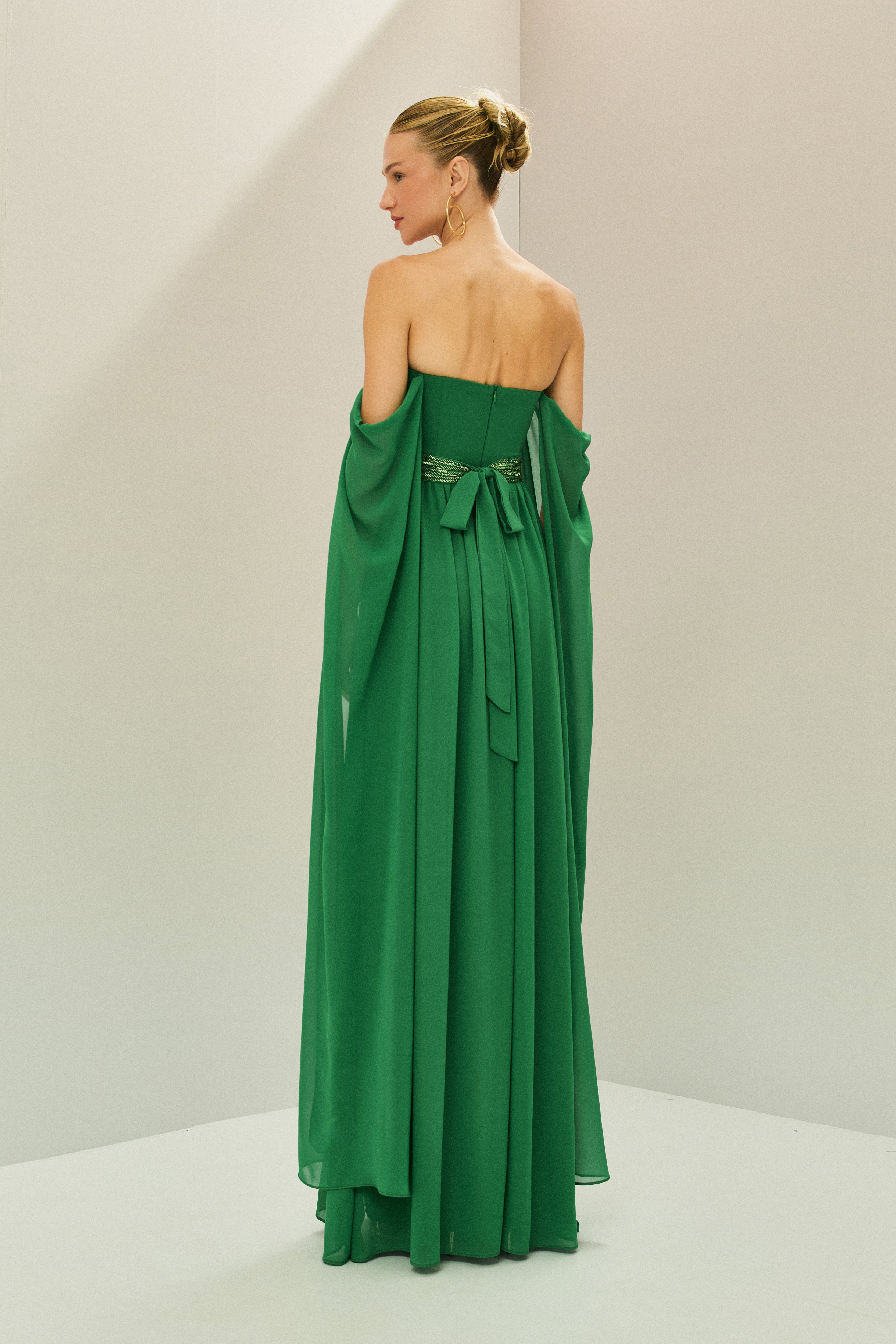 Vestido Longo de Chiffon com Mangas Longas, Decote Reto, Saia Ampla e Cinto Bordado - Gâmbia Verde Bandeira