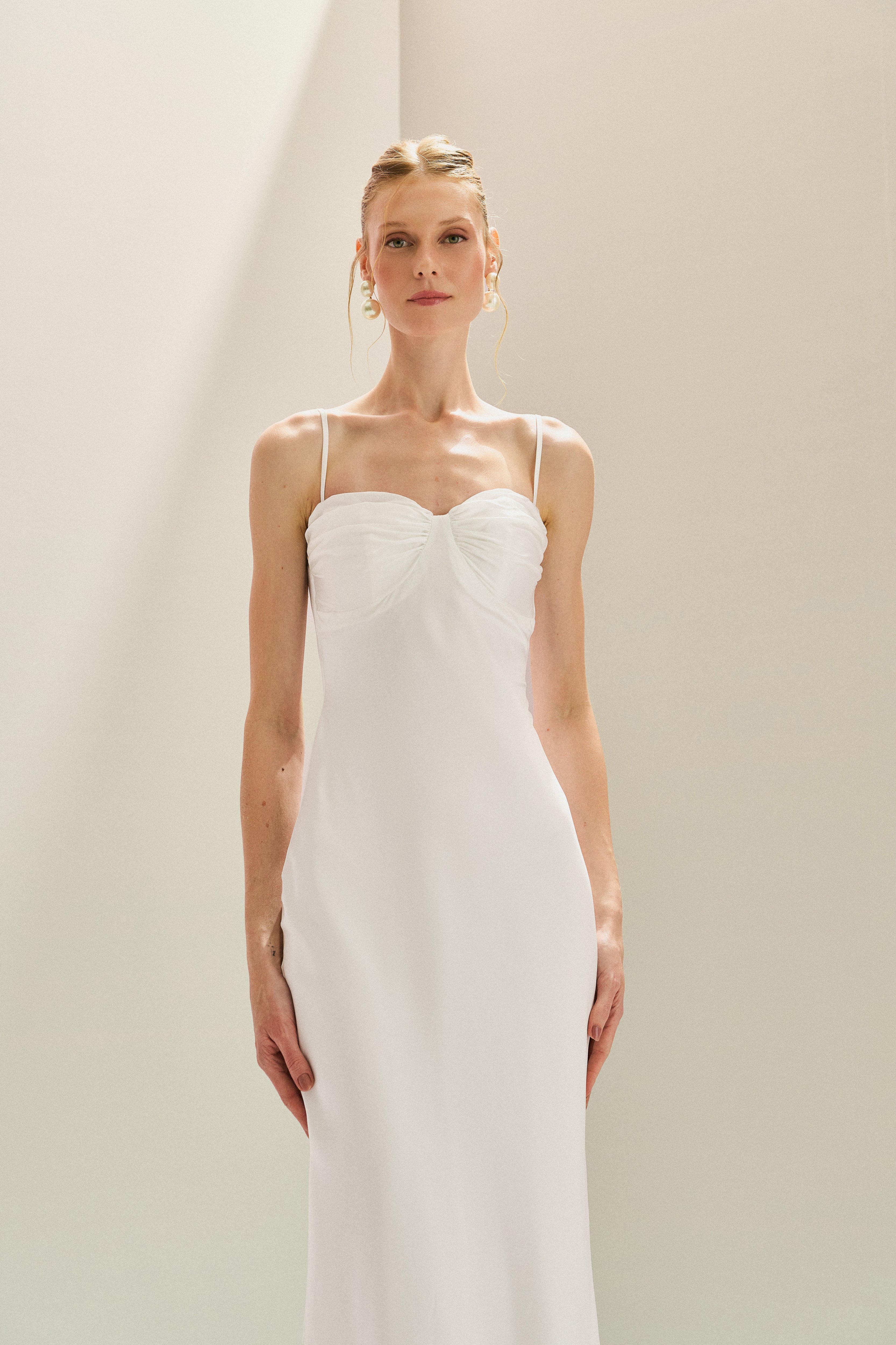 Vestido Longo em Cetim com Decote Coração, Busto Franzido e Alças Finas - Croácia Off White
