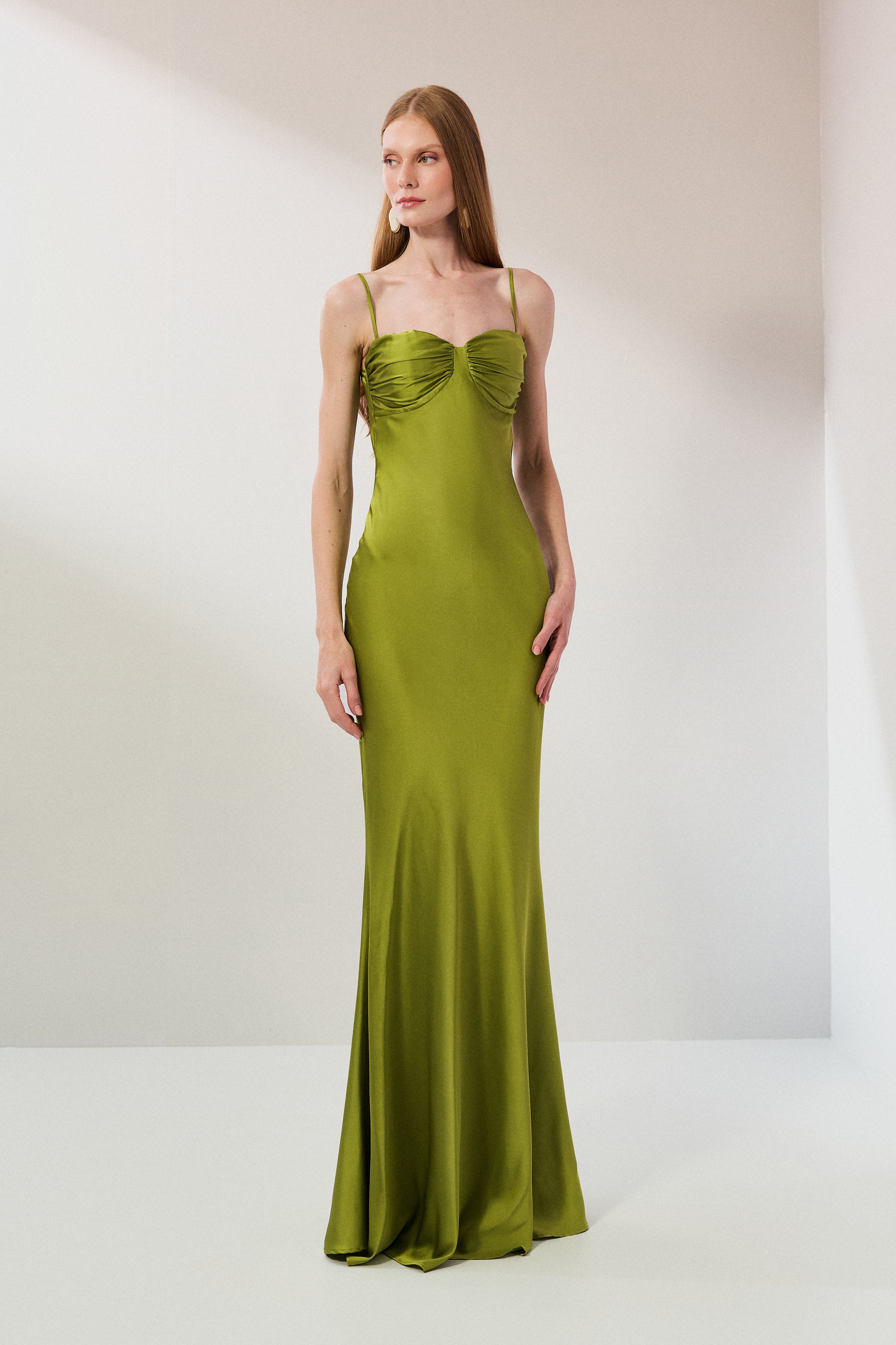 Vestido Longo em Cetim com Decote Coração, Busto Franzido e Alças Finas - Croácia Verde Claro Pistache