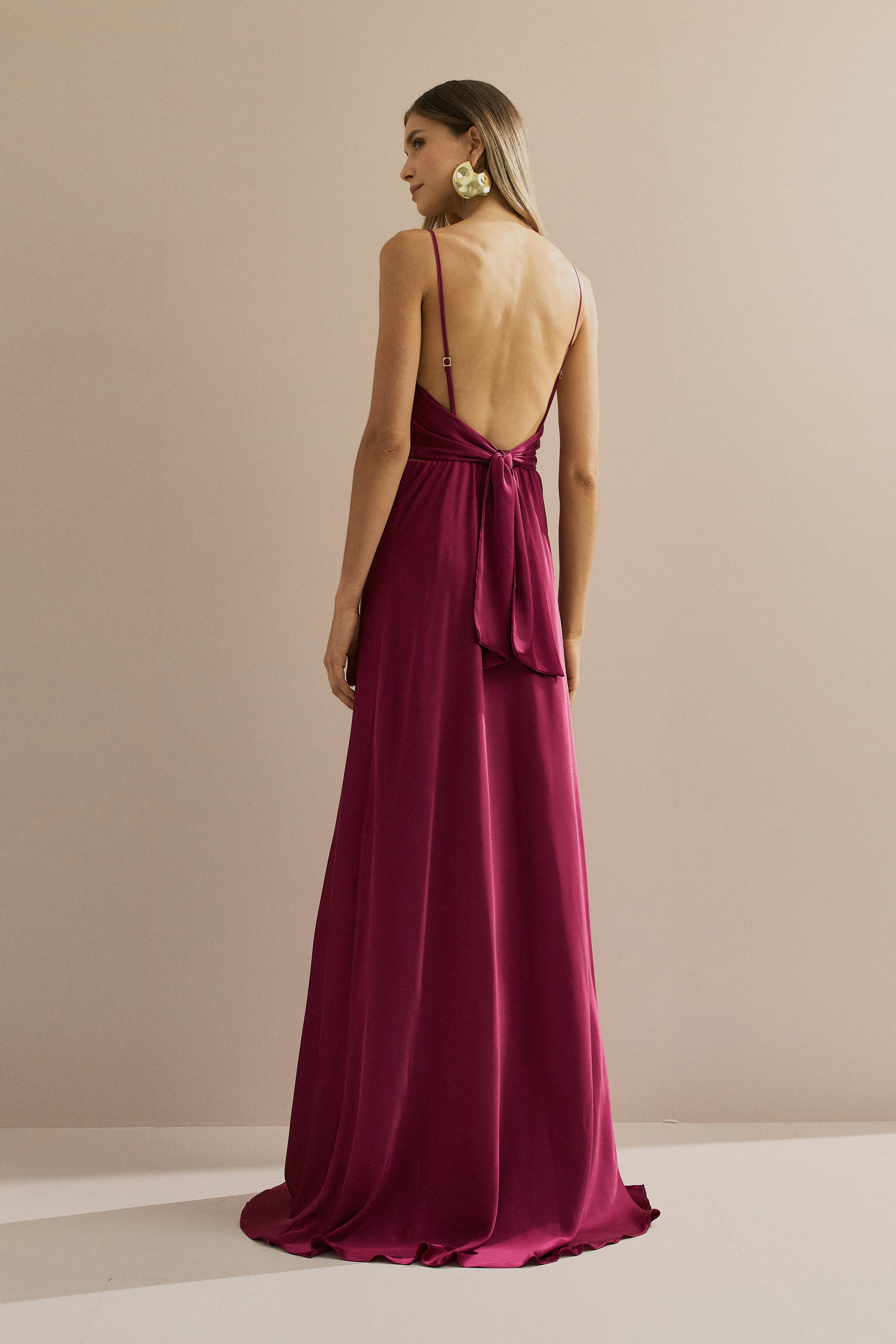 Vestido Longo em Cetim com Decote Degagê com Alças Finas e Amarração nas Costas - Líbano Fúcsia