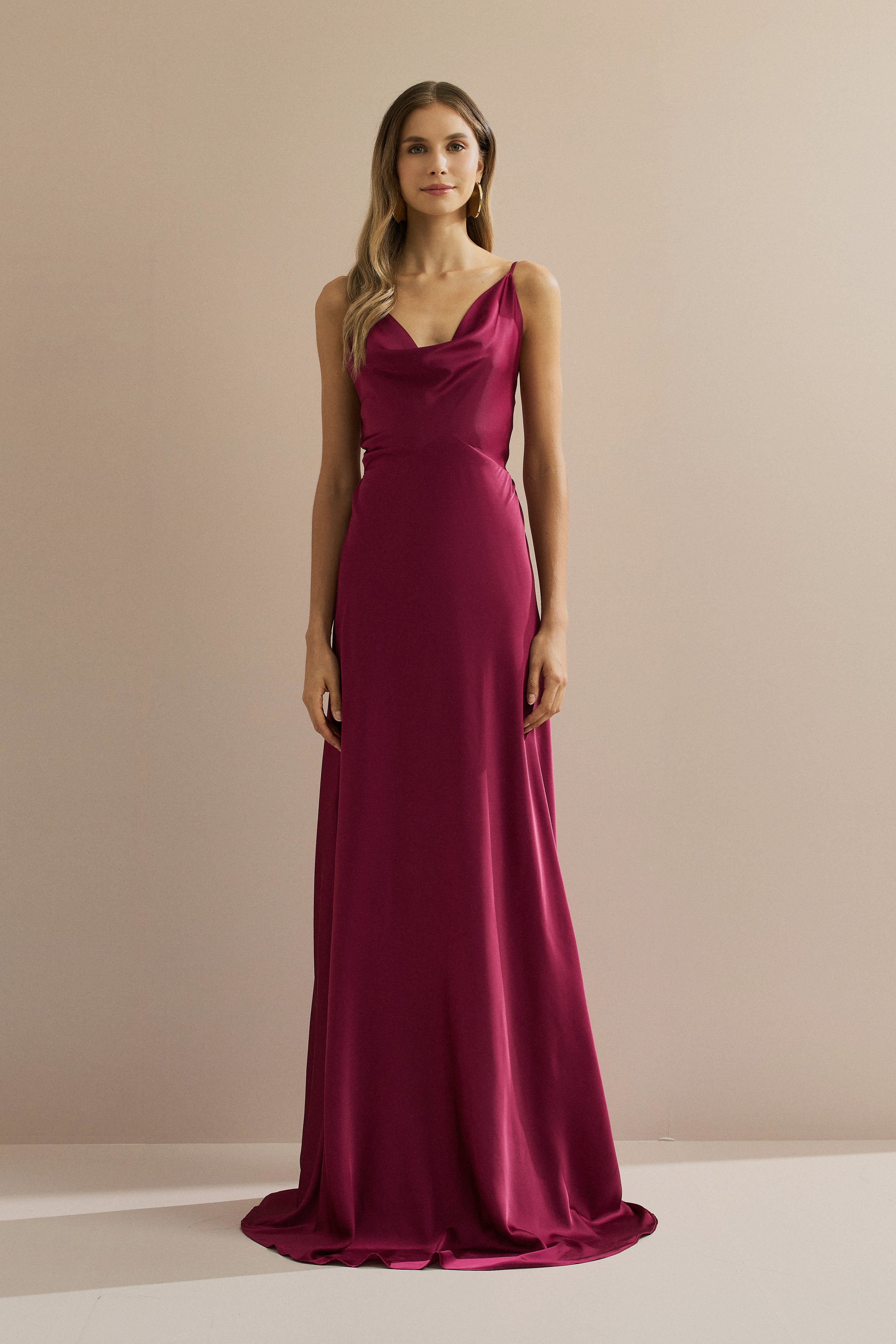 Vestido_Longo_em_Cetim_com_Decote_Degage_Alcas_Finas_e_Amarracao_nas_Costas_Libano_Fucsia4.jpg