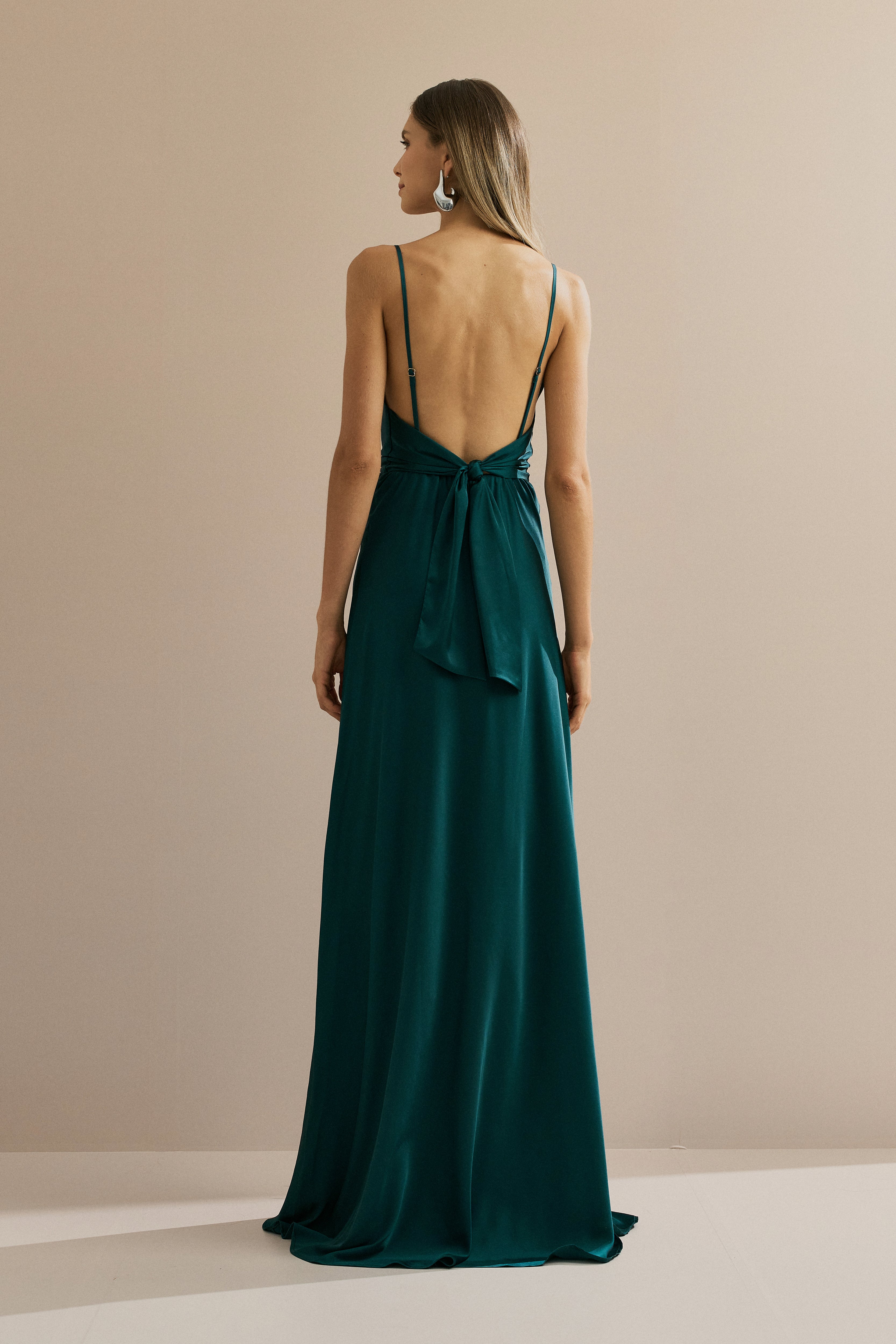 Vestido Longo em Cetim com Decote Degagê com Alças Finas e Amarração nas Costas - Líbano Petróleo