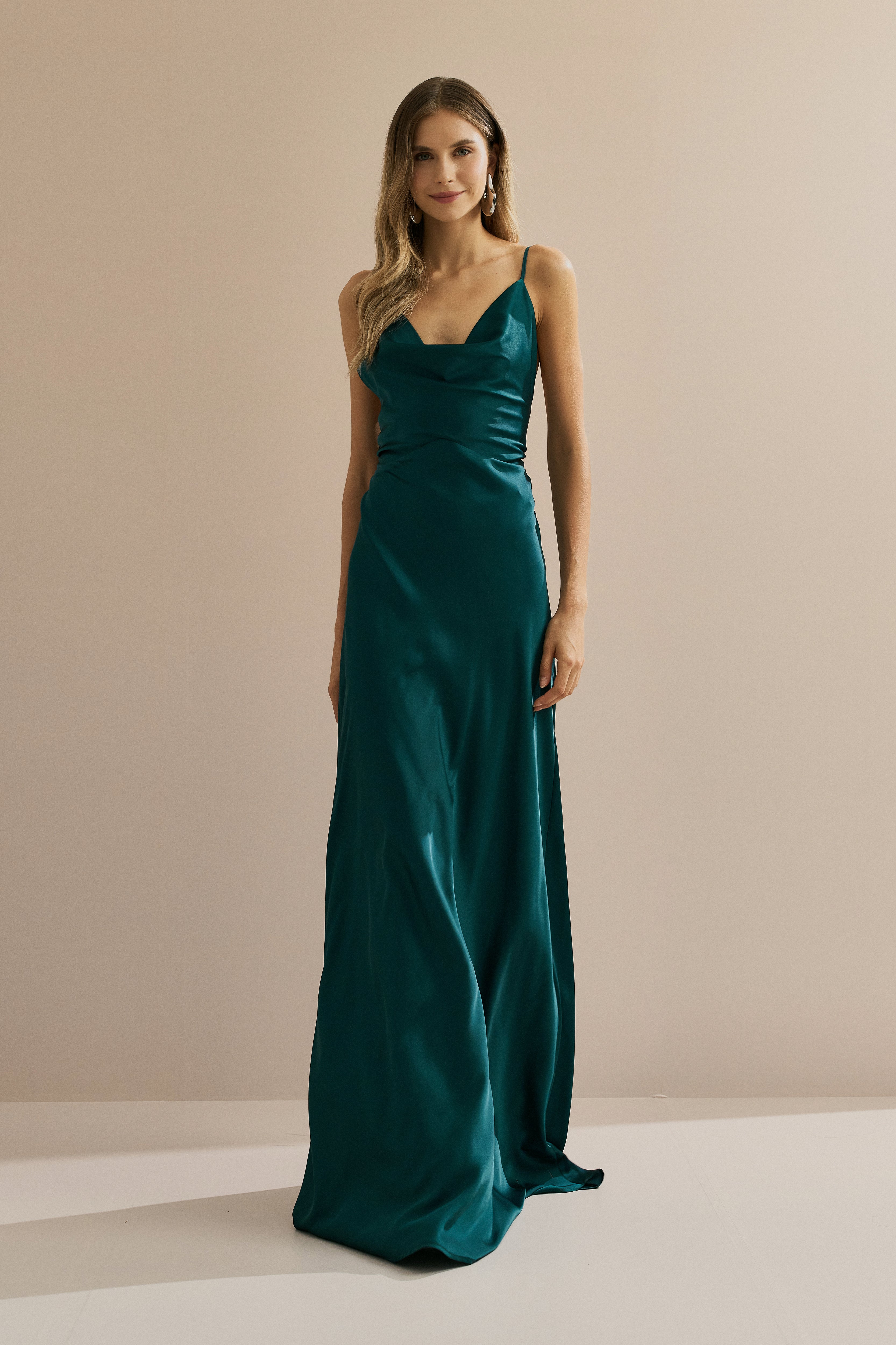 Vestido Longo em Cetim com Decote Degagê com Alças Finas e Amarração nas Costas - Líbano Petróleo