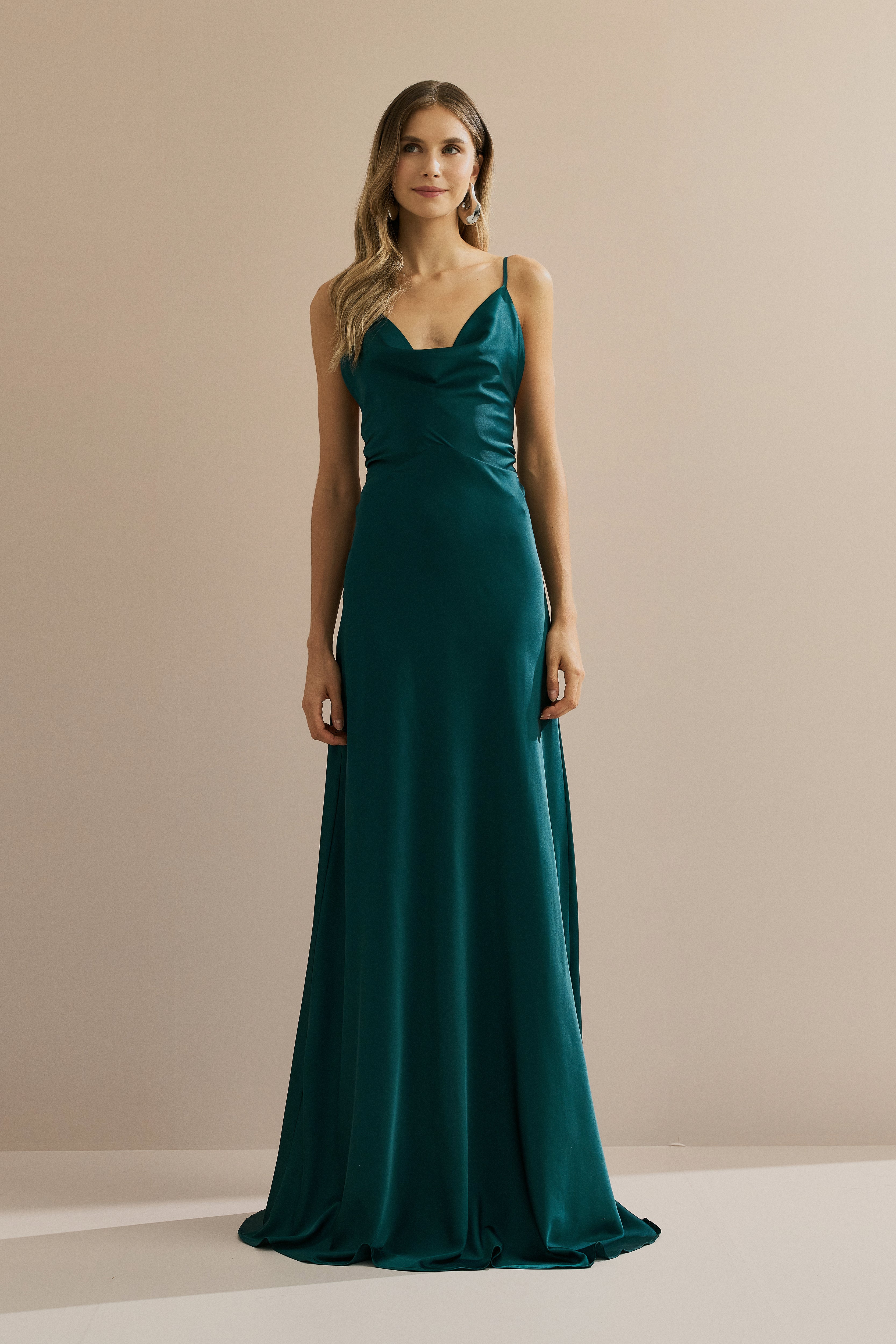 Vestido_Longo_em_Cetim_com_Decote_Degage_Alcas_Finas_e_Amarracao_nas_Costas_Libano_Petroleo3.jpg