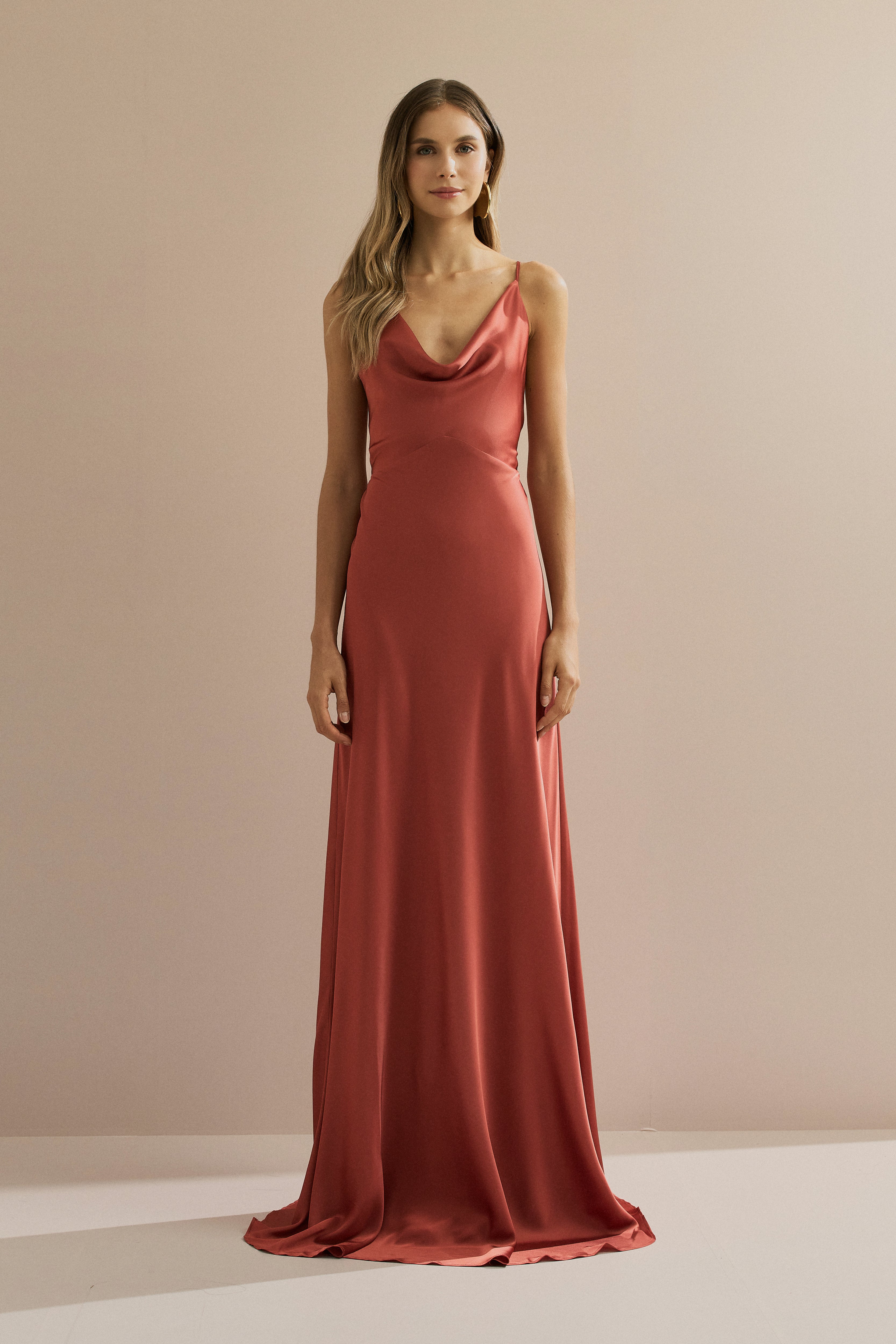 Vestido_Longo_em_Cetim_com_Decote_Degage_Alcas_Finas_e_Amarracao_nas_Costas_Libano_Terracota4.jpg