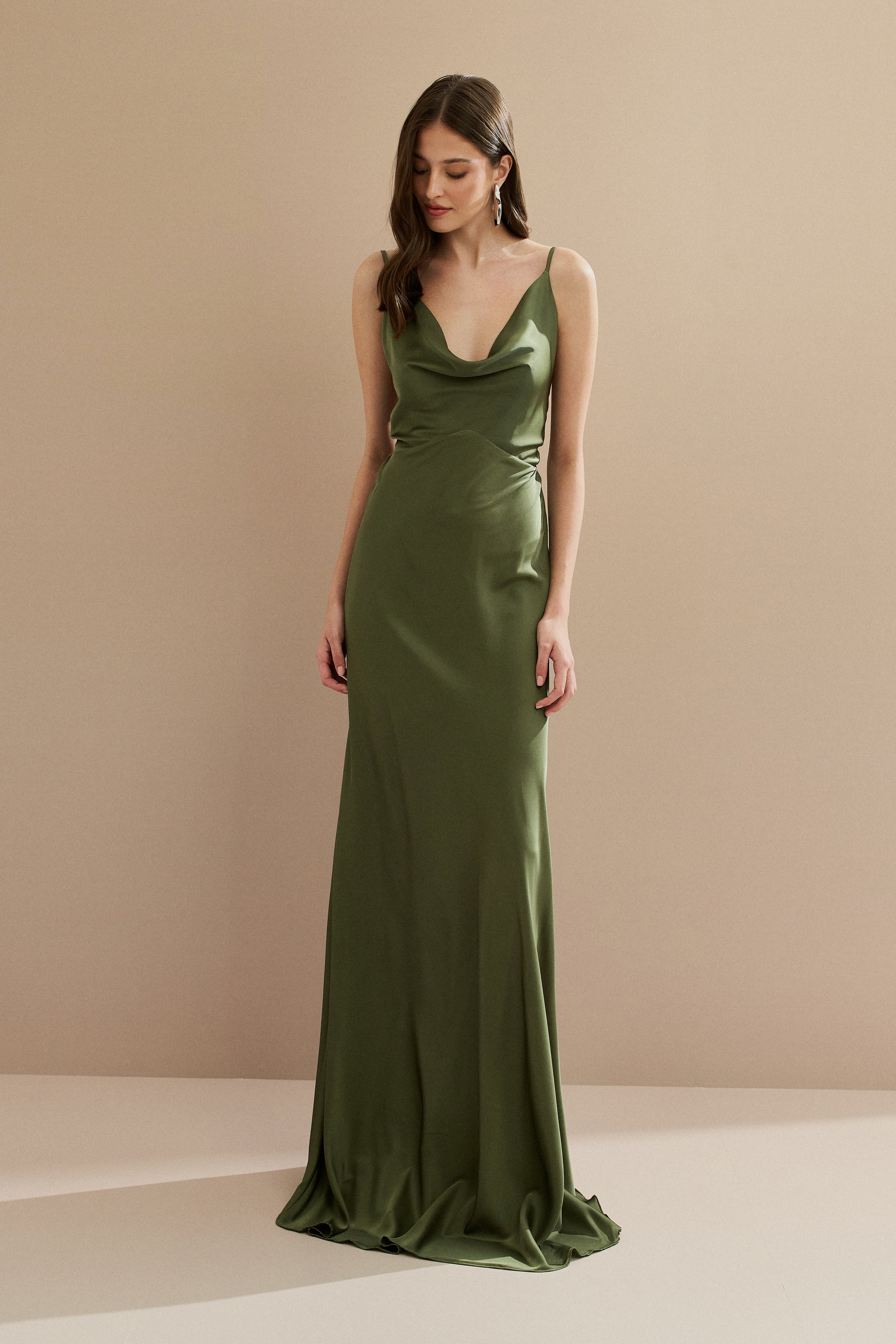 Vestido Longo em Cetim com Decote Degagê com Alças Finas e Amarração nas Costas - Líbano Verde Oliva