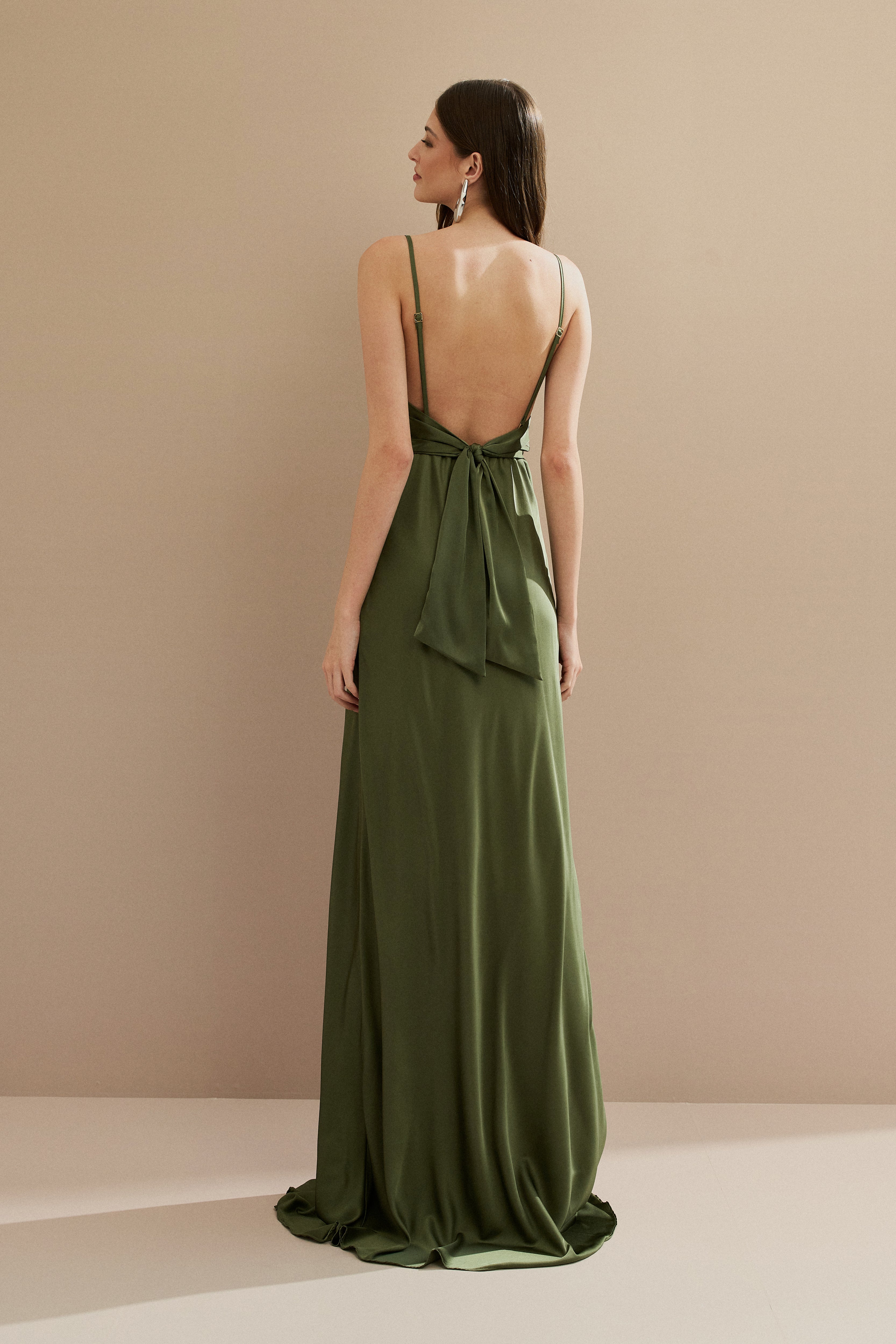 Vestido Longo em Cetim com Decote Degagê com Alças Finas e Amarração nas Costas - Líbano Verde Oliva