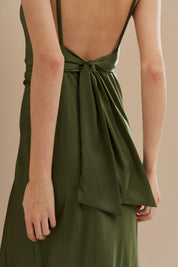 Vestido Longo em Cetim com Decote Degagê com Alças Finas e Amarração nas Costas - Líbano Verde Oliva