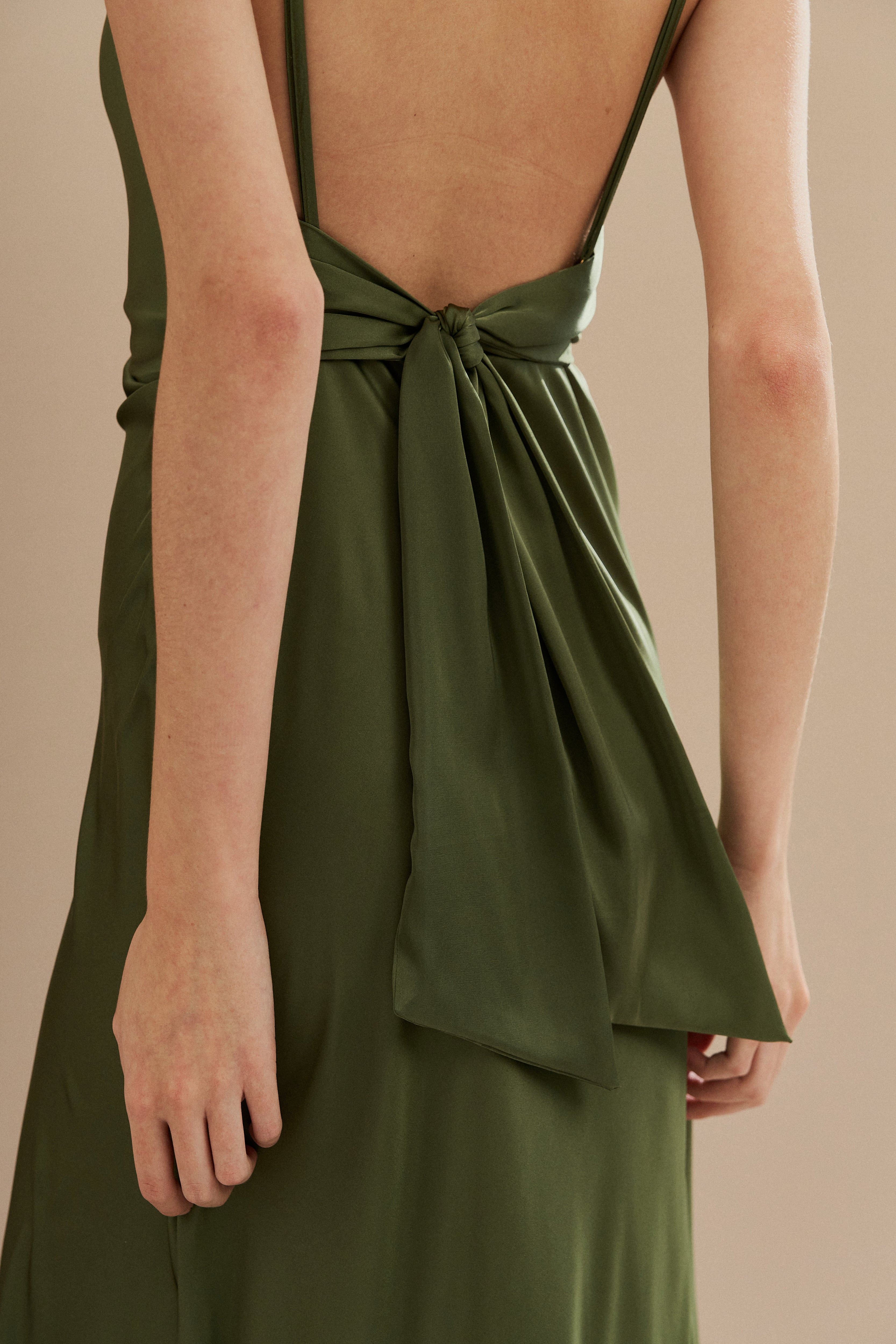Vestido Longo em Cetim com Decote Degagê com Alças Finas e Amarração nas Costas - Líbano Verde Oliva