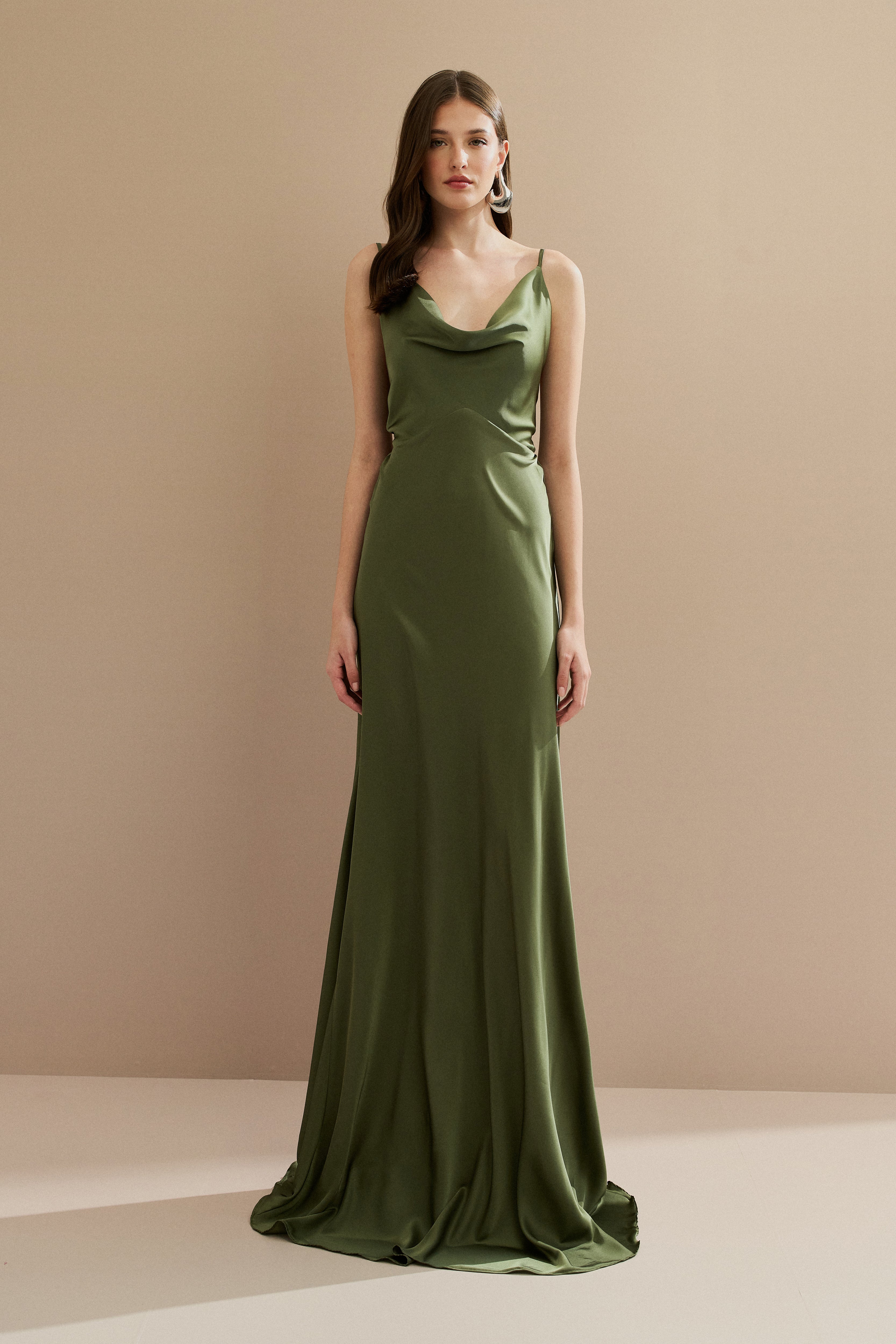Vestido Longo em Cetim com Decote Degagê com Alças Finas e Amarração nas Costas - Líbano Verde Oliva