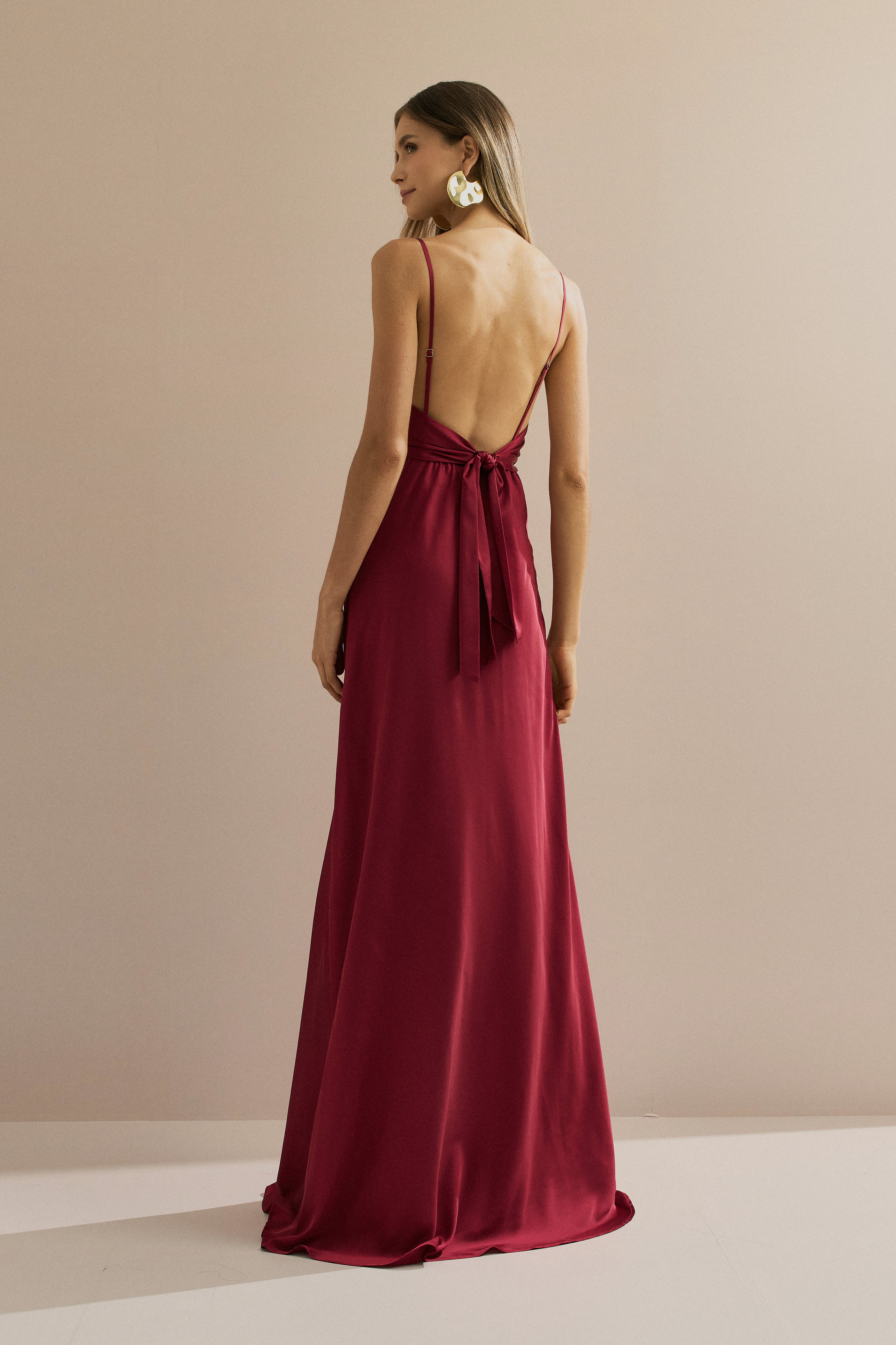 Vestido Longo em Cetim com Decote Degagê com Alças Finas e Amarração nas Costas - Líbano Vermelho Escuro