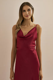Vestido Longo em Cetim com Decote Degagê com Alças Finas e Amarração nas Costas - Líbano Vermelho Escuro