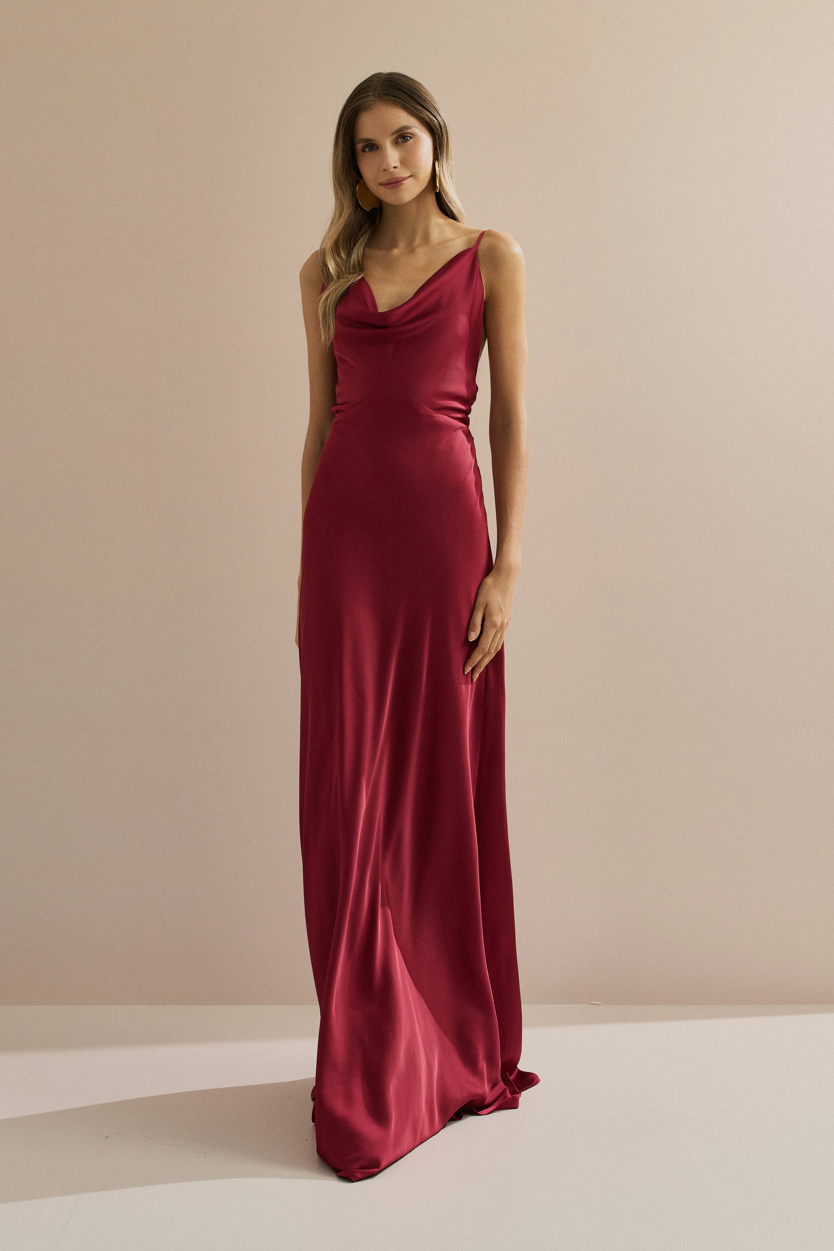 Vestido Longo em Cetim com Decote Degagê com Alças Finas e Amarração nas Costas - Líbano Vermelho Escuro