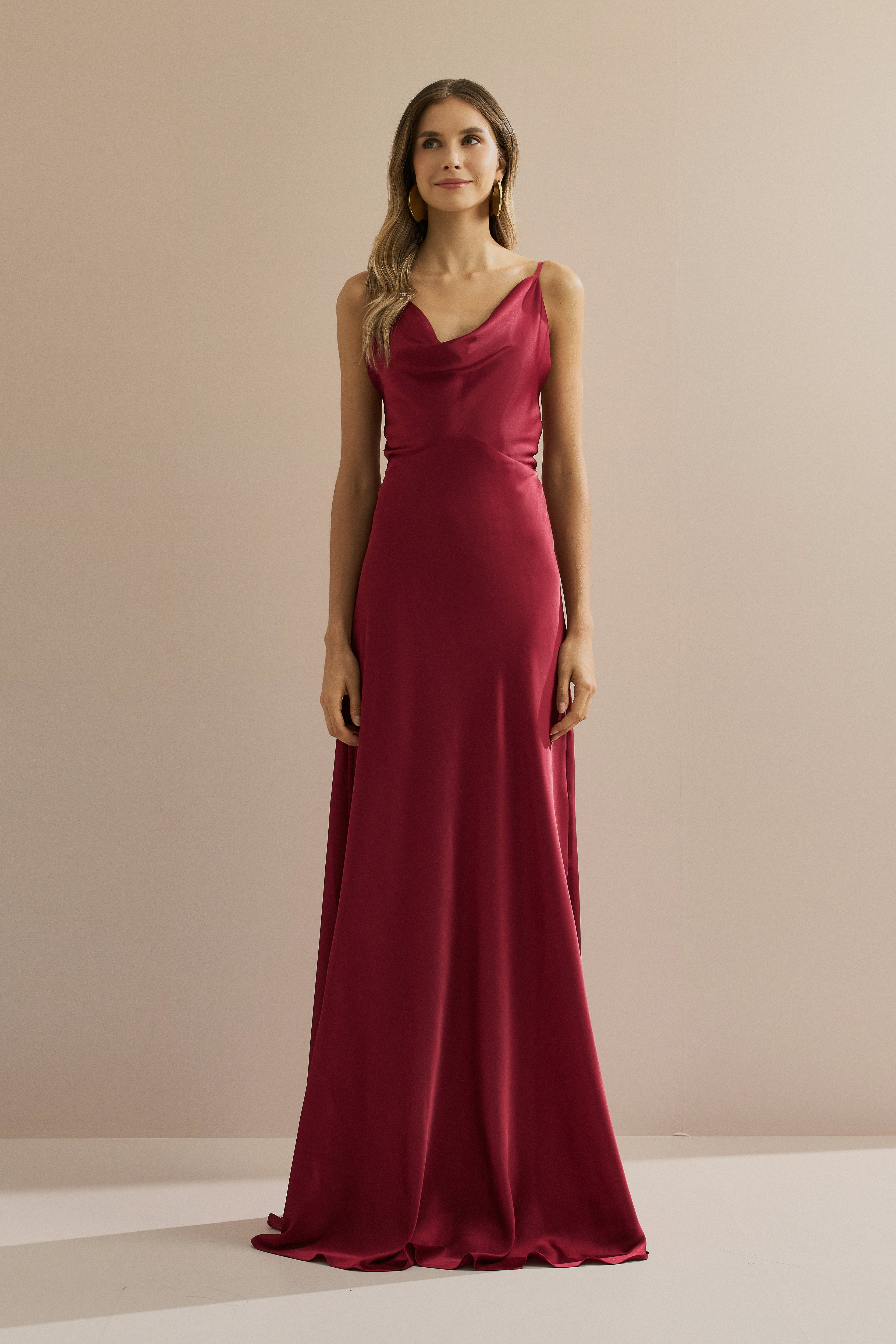 Vestido Longo em Cetim com Decote Degagê com Alças Finas e Amarração nas Costas - Líbano Vermelho Escuro