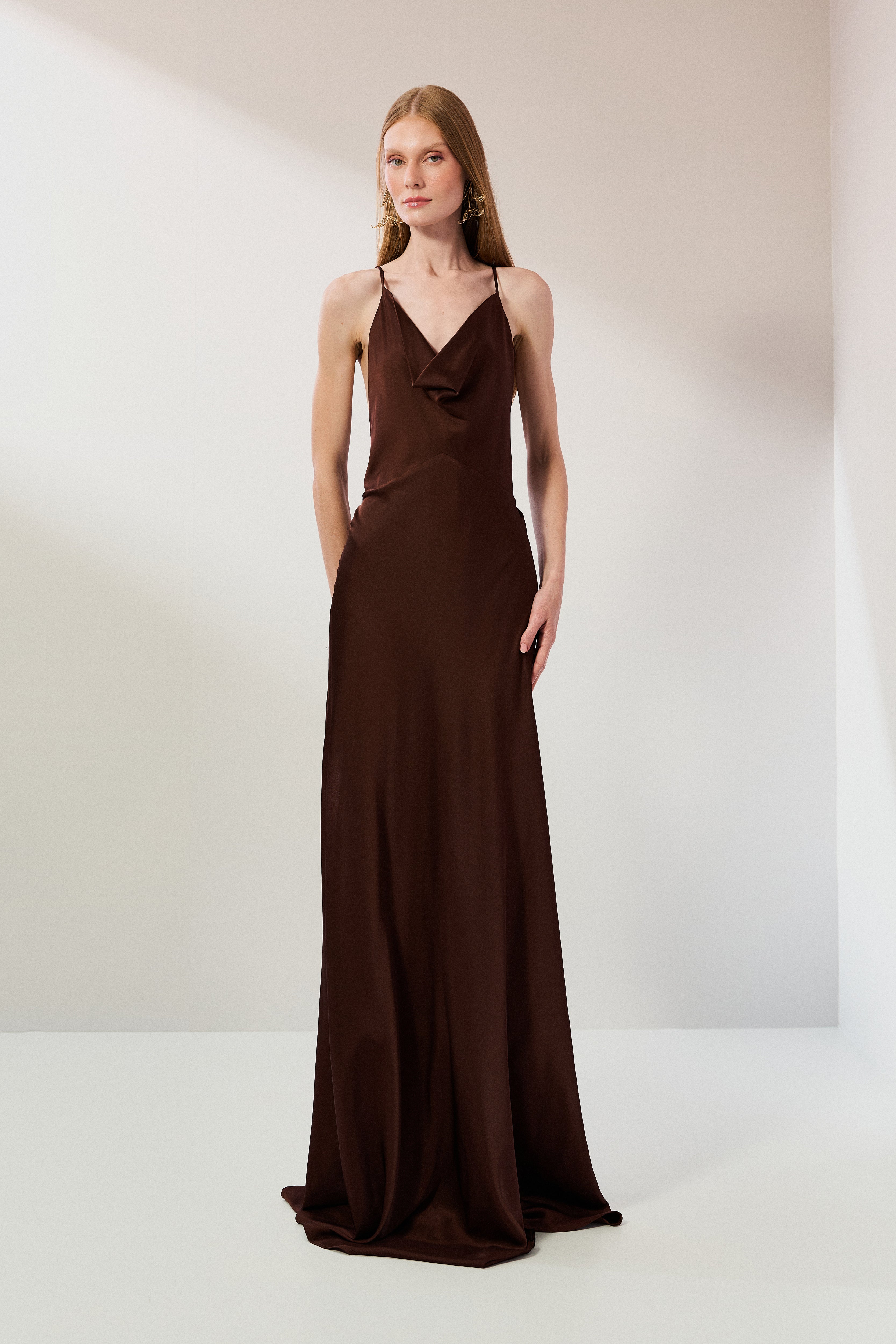 Vestido_Longo_em_Cetim_com_Decote_Degage_com_Alcas_Finas_e_Amarracao_nas_Costas_Libano_Marrom1.jpg