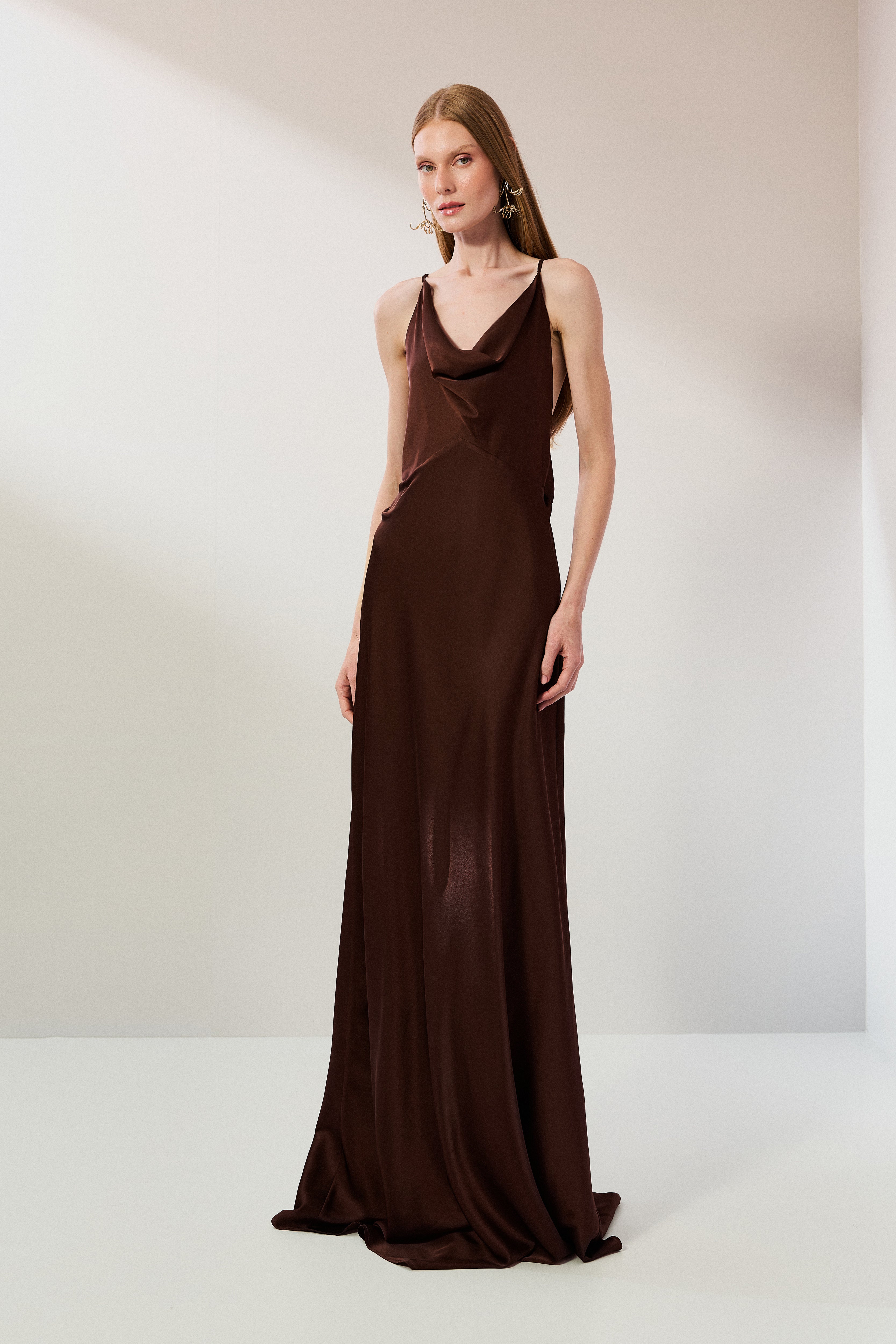 Vestido Longo em Cetim com Decote Degagê com Alças Finas e Amarração nas Costas - Líbano Marrom