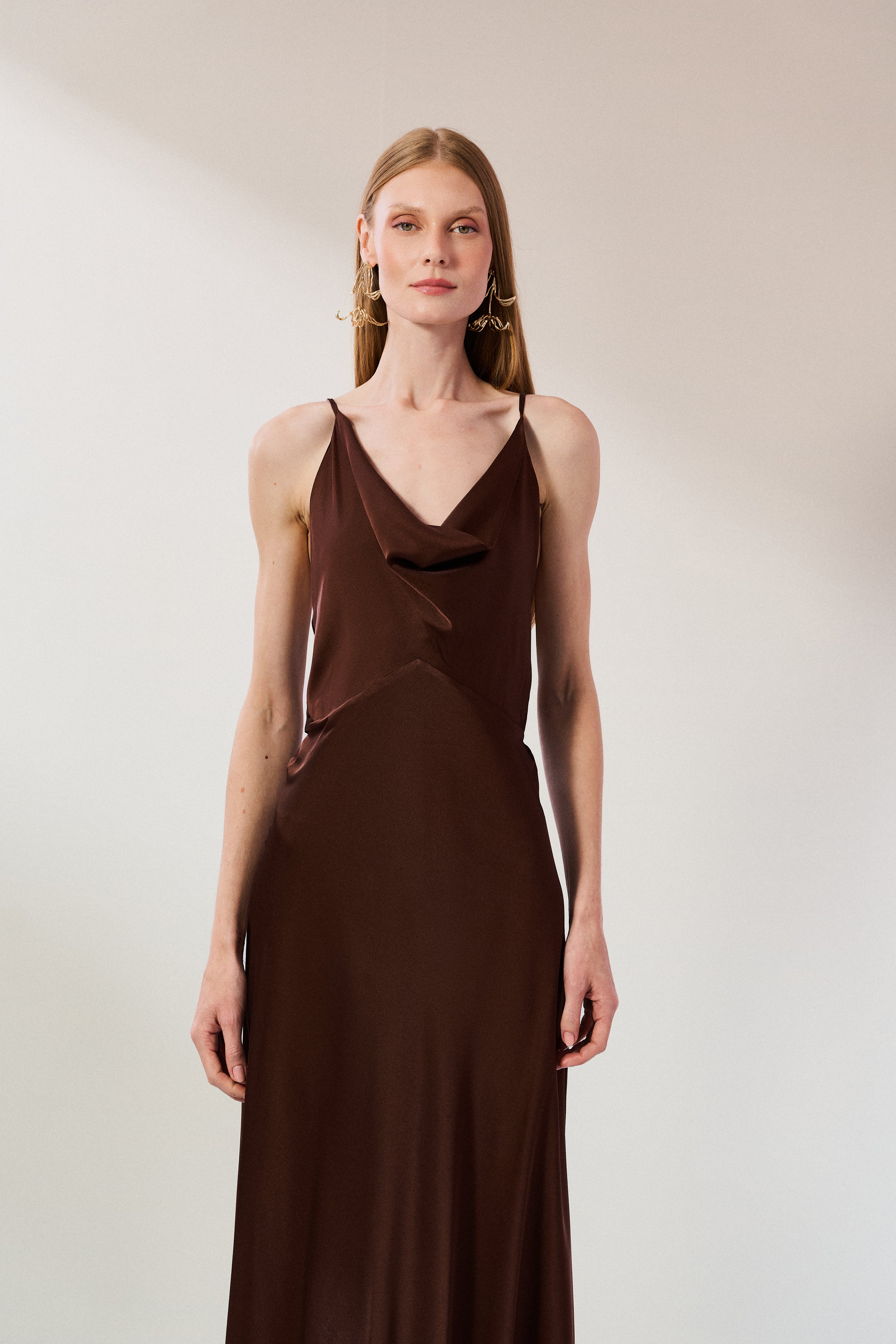 Vestido Longo em Cetim com Decote Degagê com Alças Finas e Amarração nas Costas - Líbano Marrom