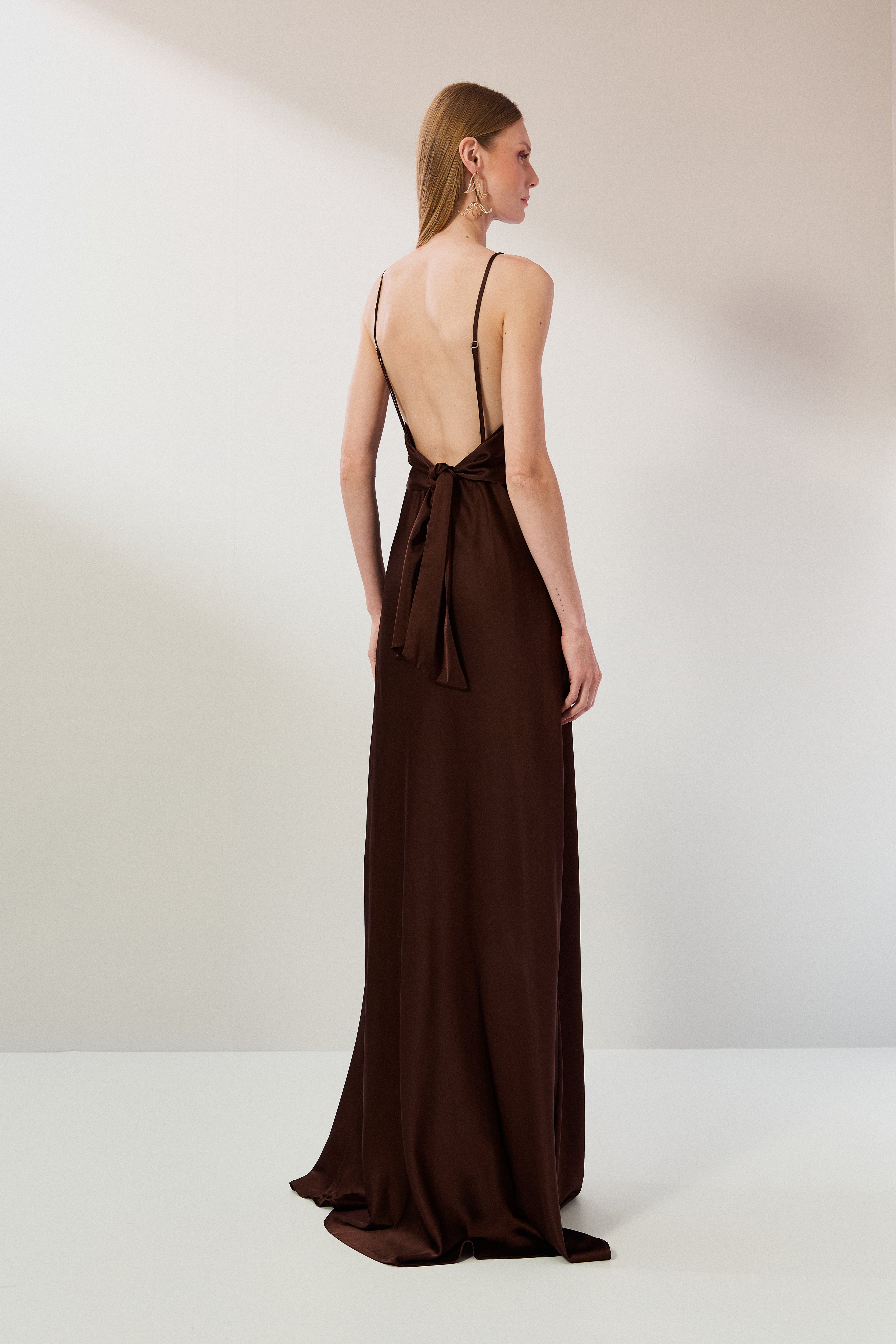 Vestido Longo em Cetim com Decote Degagê com Alças Finas e Amarração nas Costas - Líbano Marrom